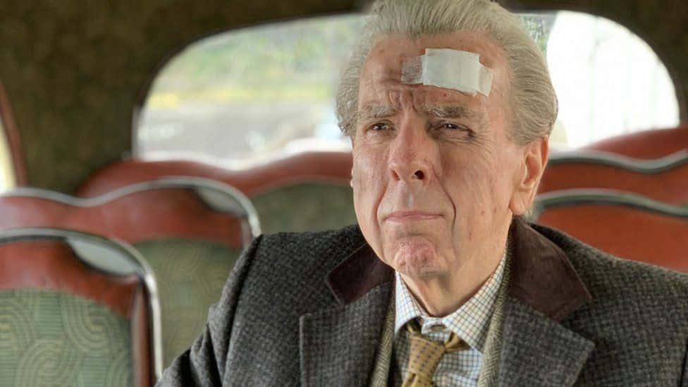 Timothy Spall, vintage car, red patterned seats, SD Desktop Wallpaper