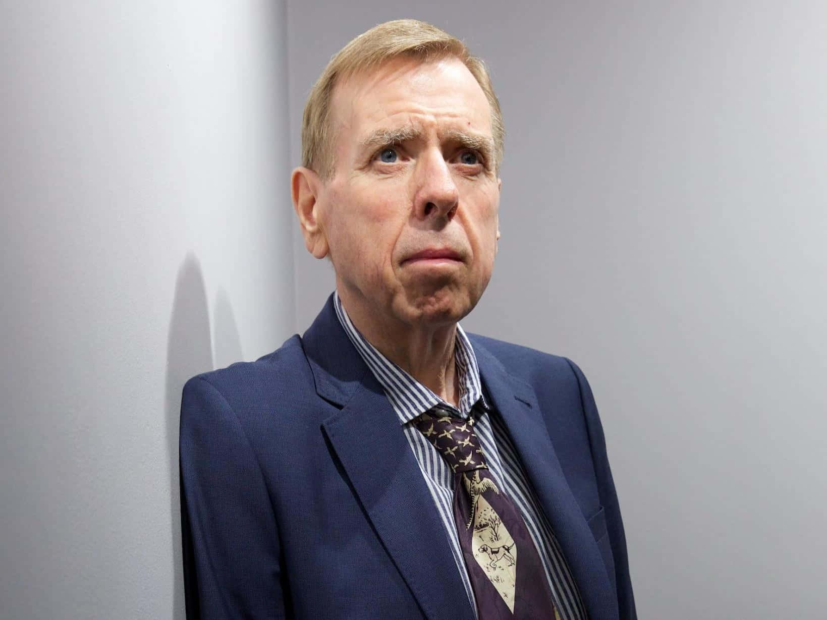 Timothy Spall, blue suit, patterned tie, HD Desktop Wallpaper