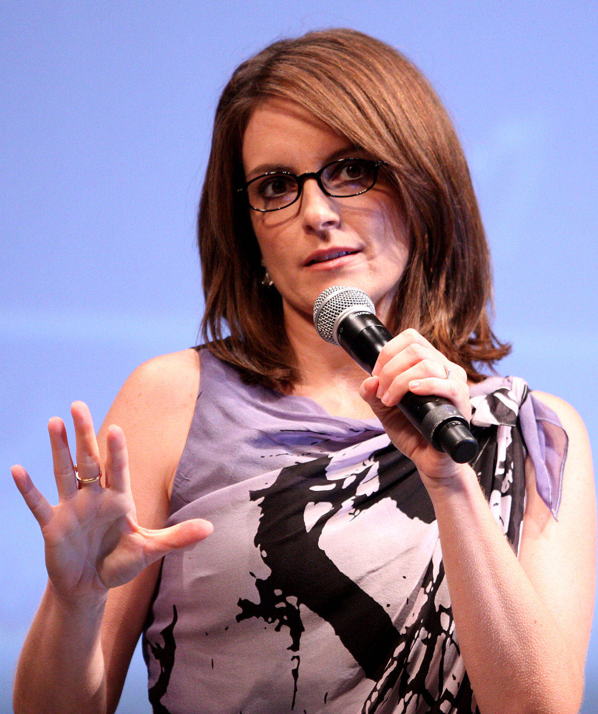 Tina Fey, glasses, microphone, HD Phone Wallpaper