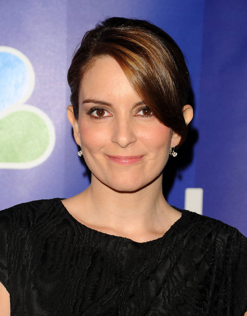Tina Fey, short brown hair, black textured top, SD Phone Wallpaper