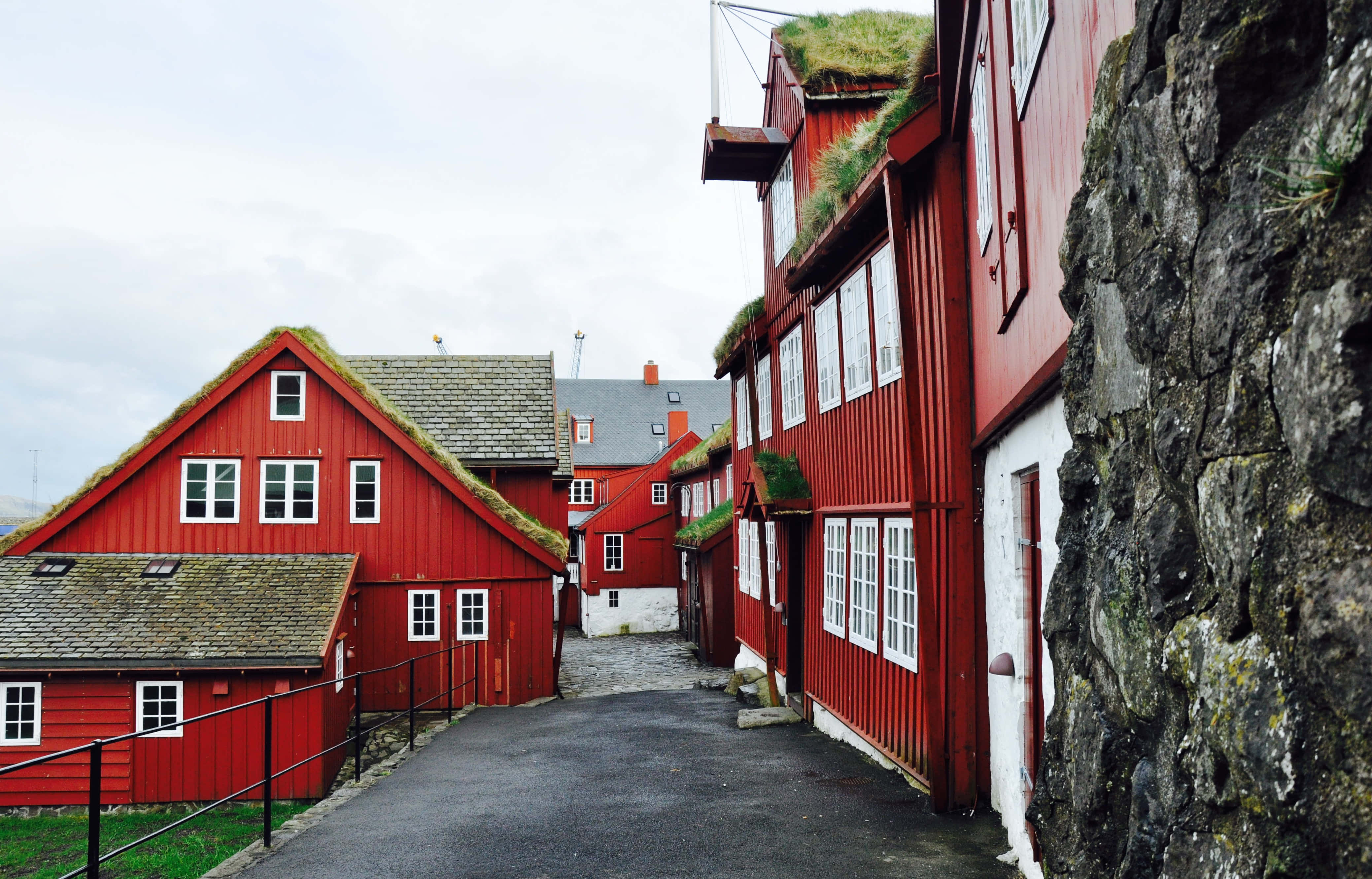 Tinganes, red wooden houses, grass roofs, 4K Desktop Wallpaper