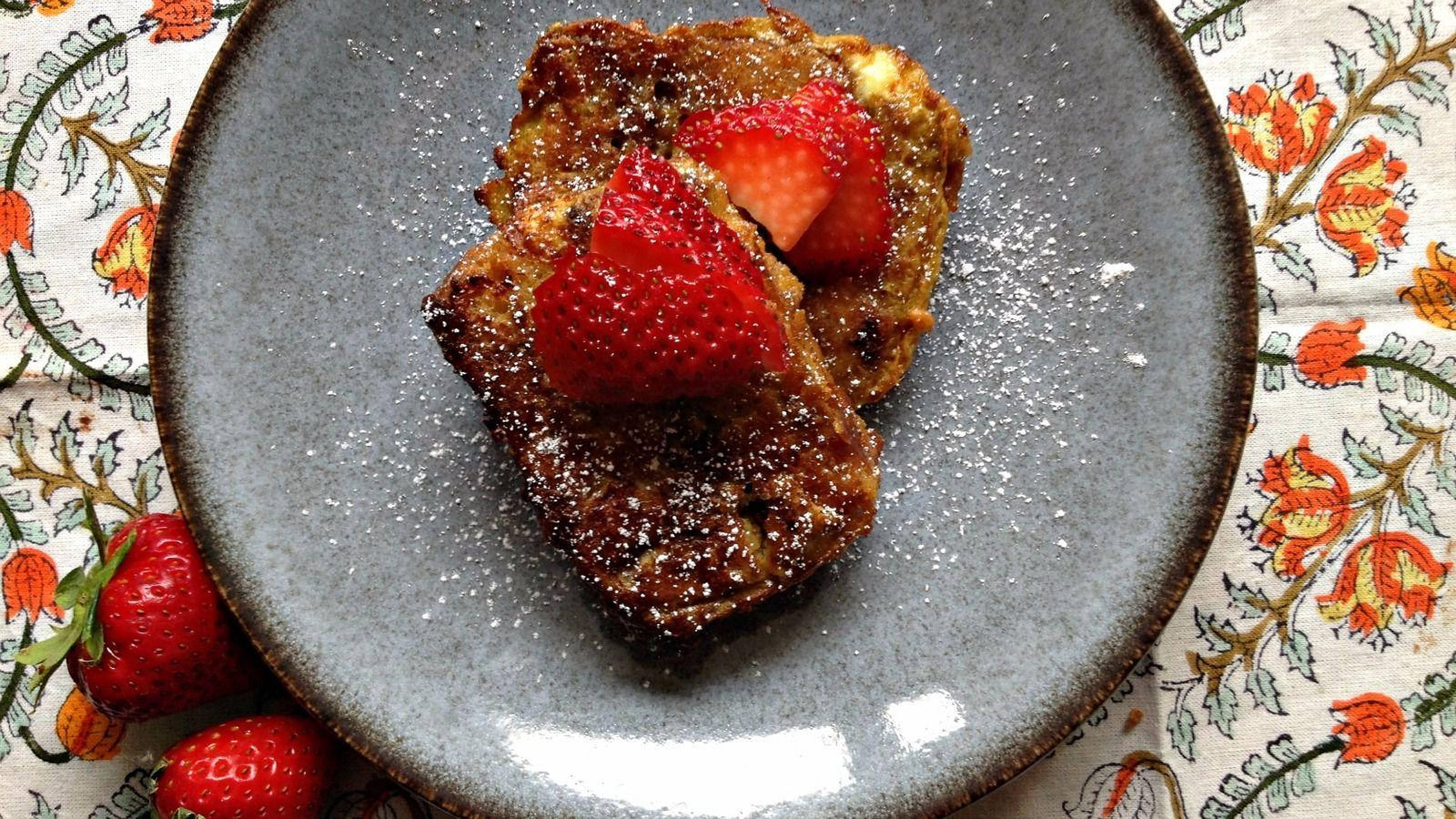 French toast, strawberries, powdered sugar, 2K Desktop Wallpaper