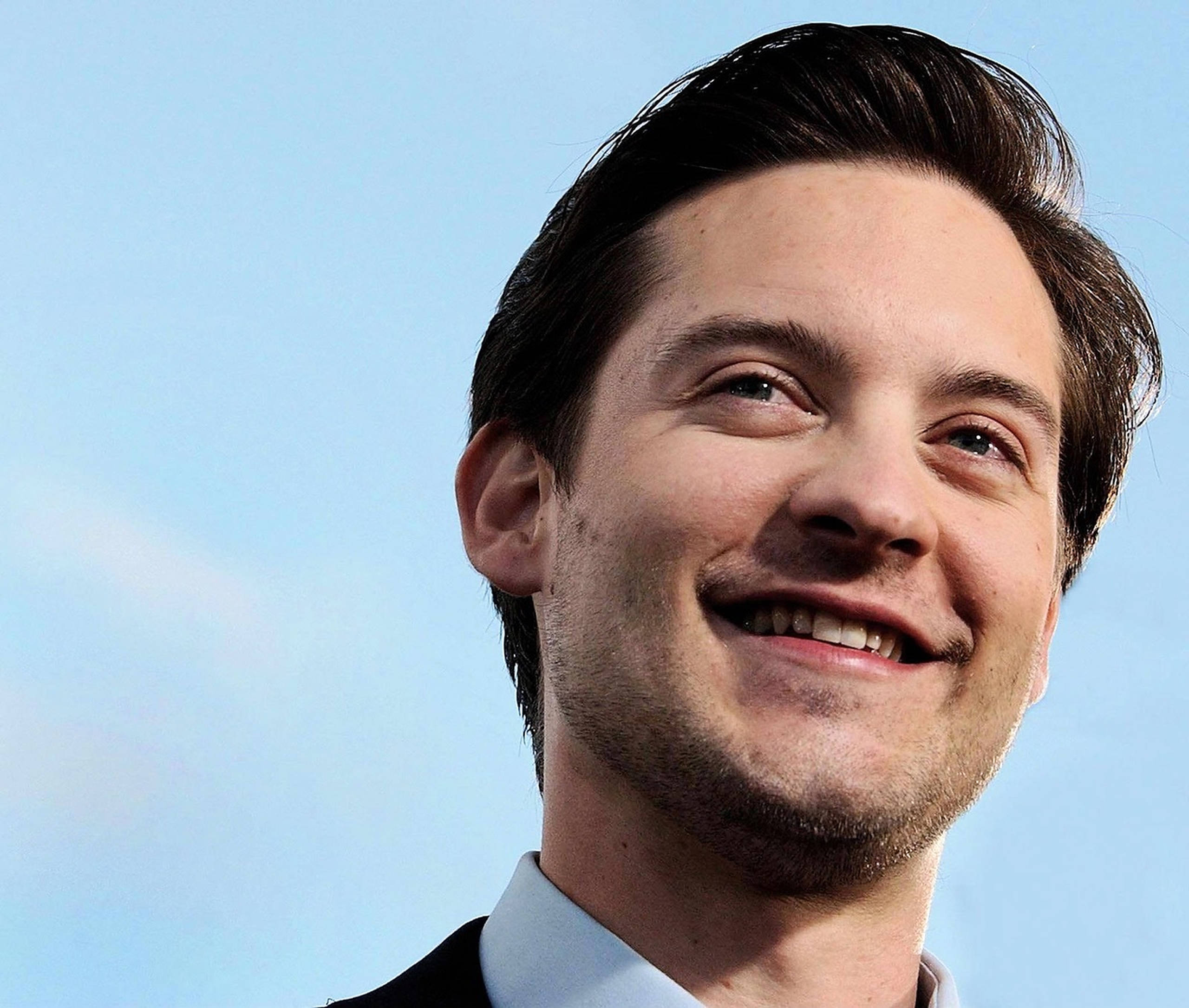 Tobey Maguire, smiling, dark hair, 2K Desktop Wallpaper
