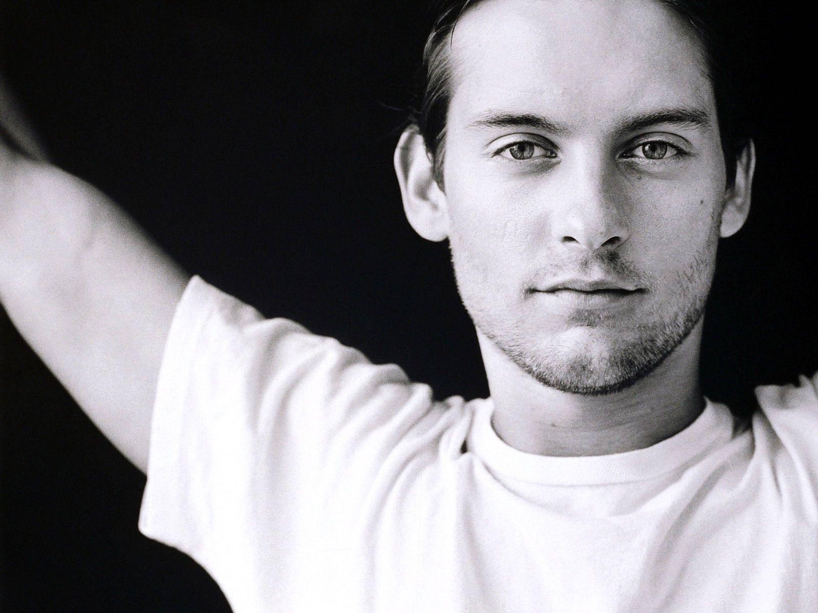 Tobey Maguire, black and white, white t-shirt, 2K Desktop Wallpaper