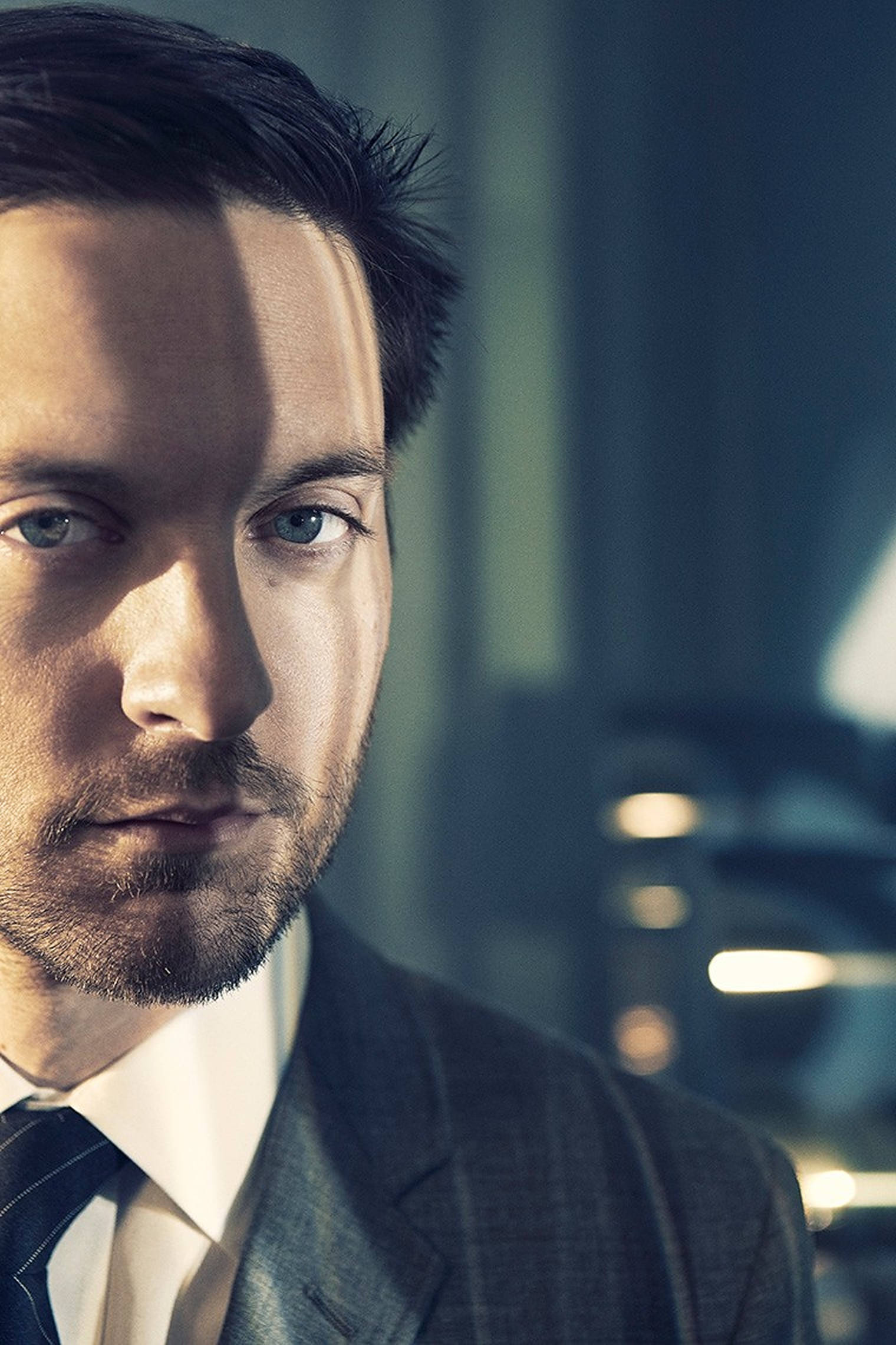 Tobey Maguire, deep focus photograph, suit, Full HD Phone Wallpaper