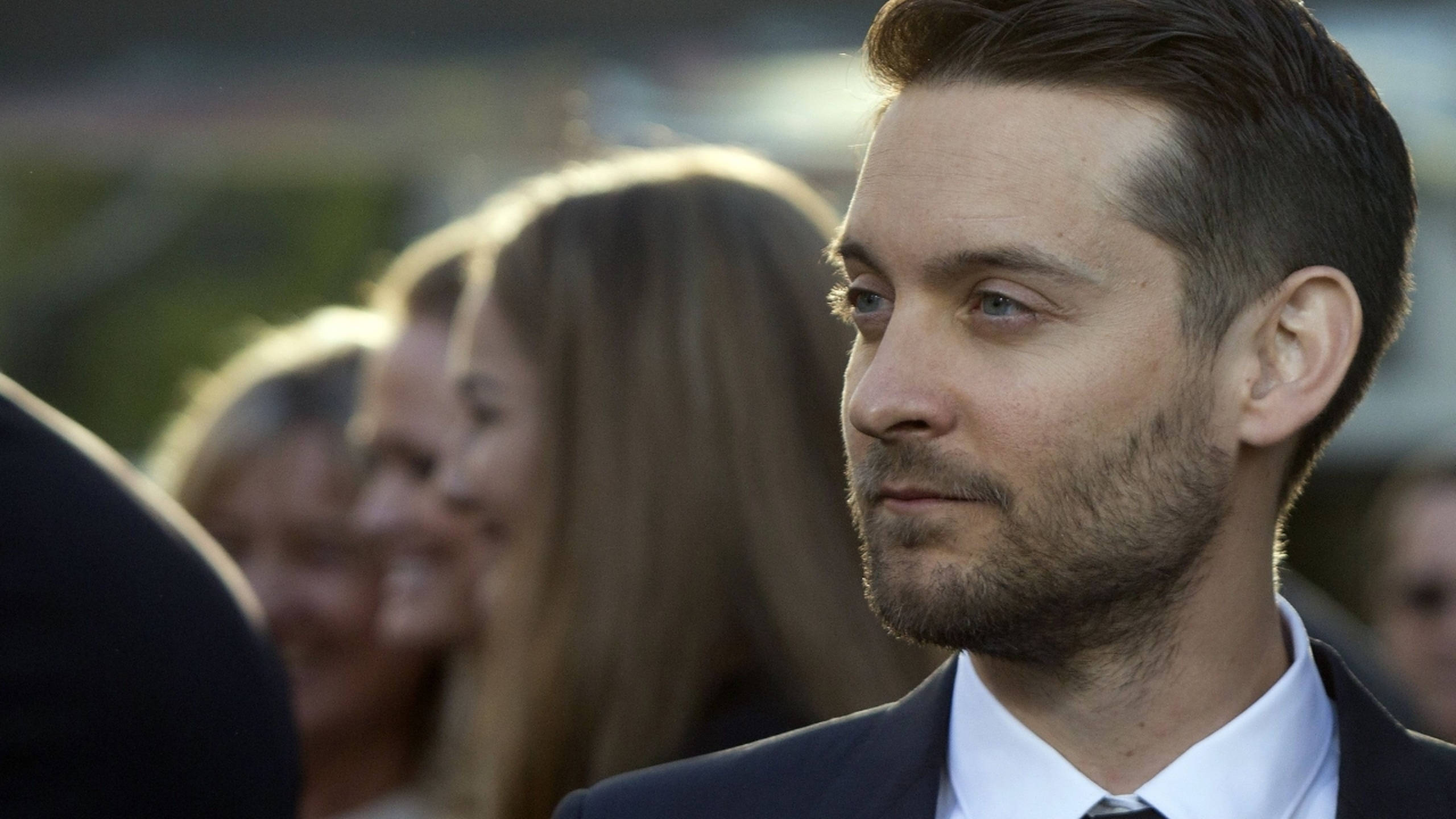Tobey Maguire, side view, suit, 2K Desktop Wallpaper