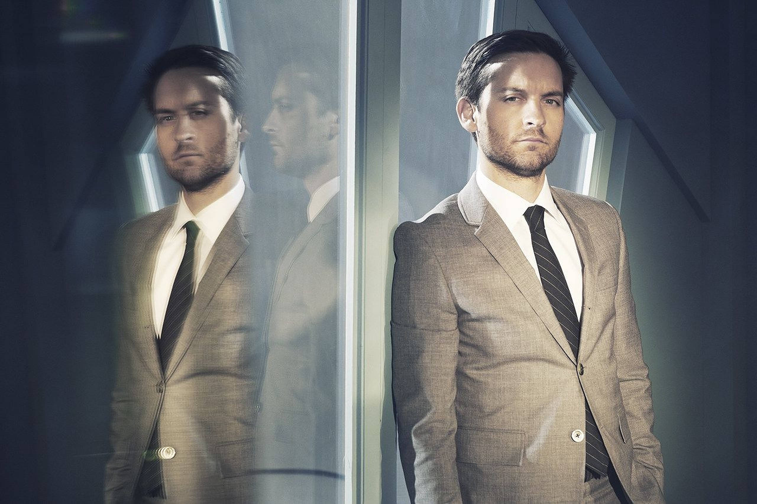 Tobey Maguire, beige suit, glass pane, 2K Desktop Wallpaper