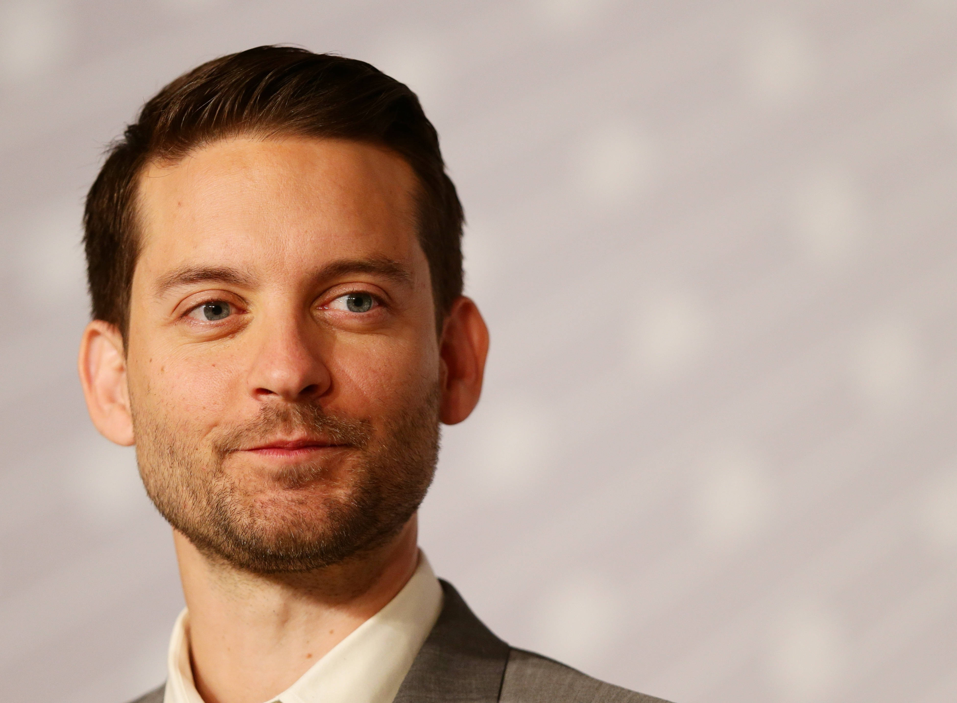 Tobey Maguire, American actor, blue eyes, 2K Desktop Wallpaper