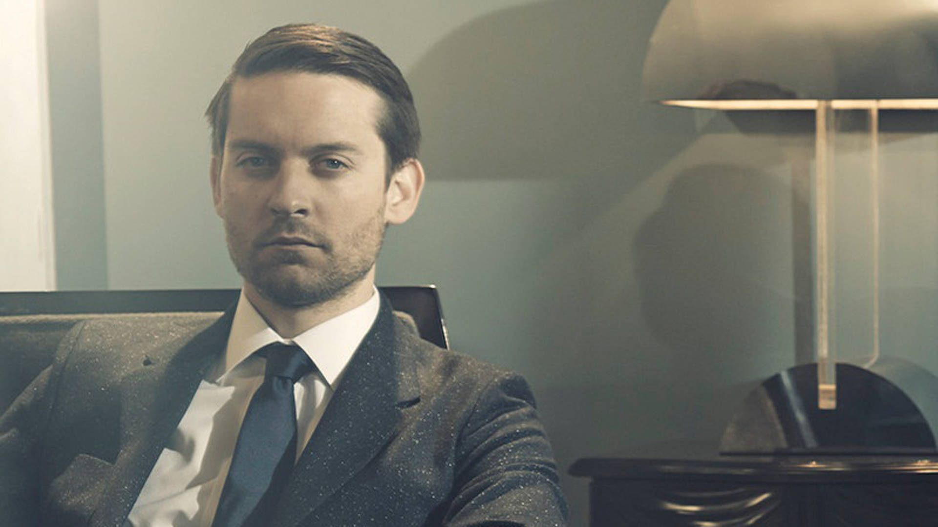 Tobey Maguire, textured suit, sleek lamp, Full HD Desktop Wallpaper