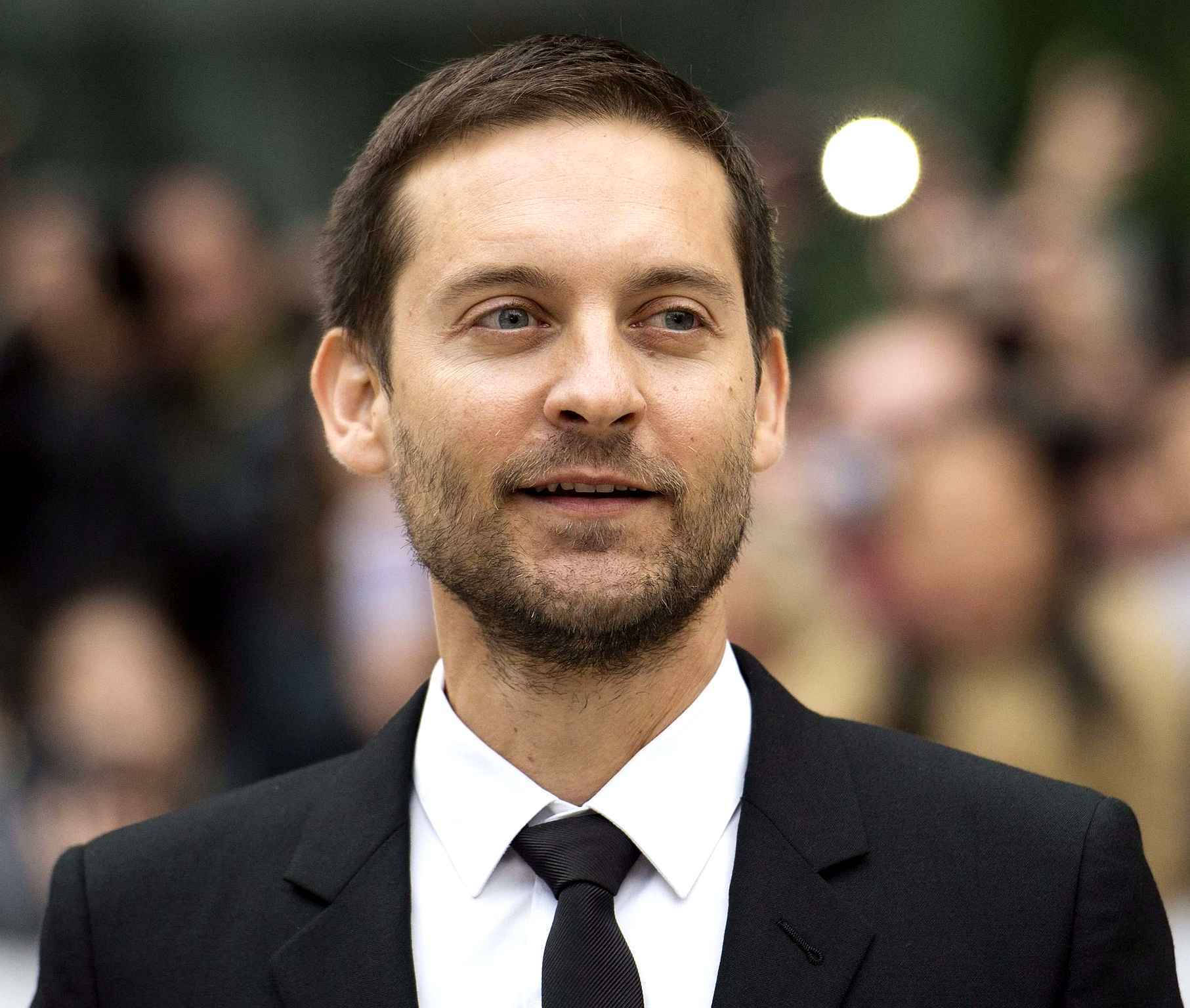 Tobey Maguire, black suit, tie, HD Desktop Wallpaper