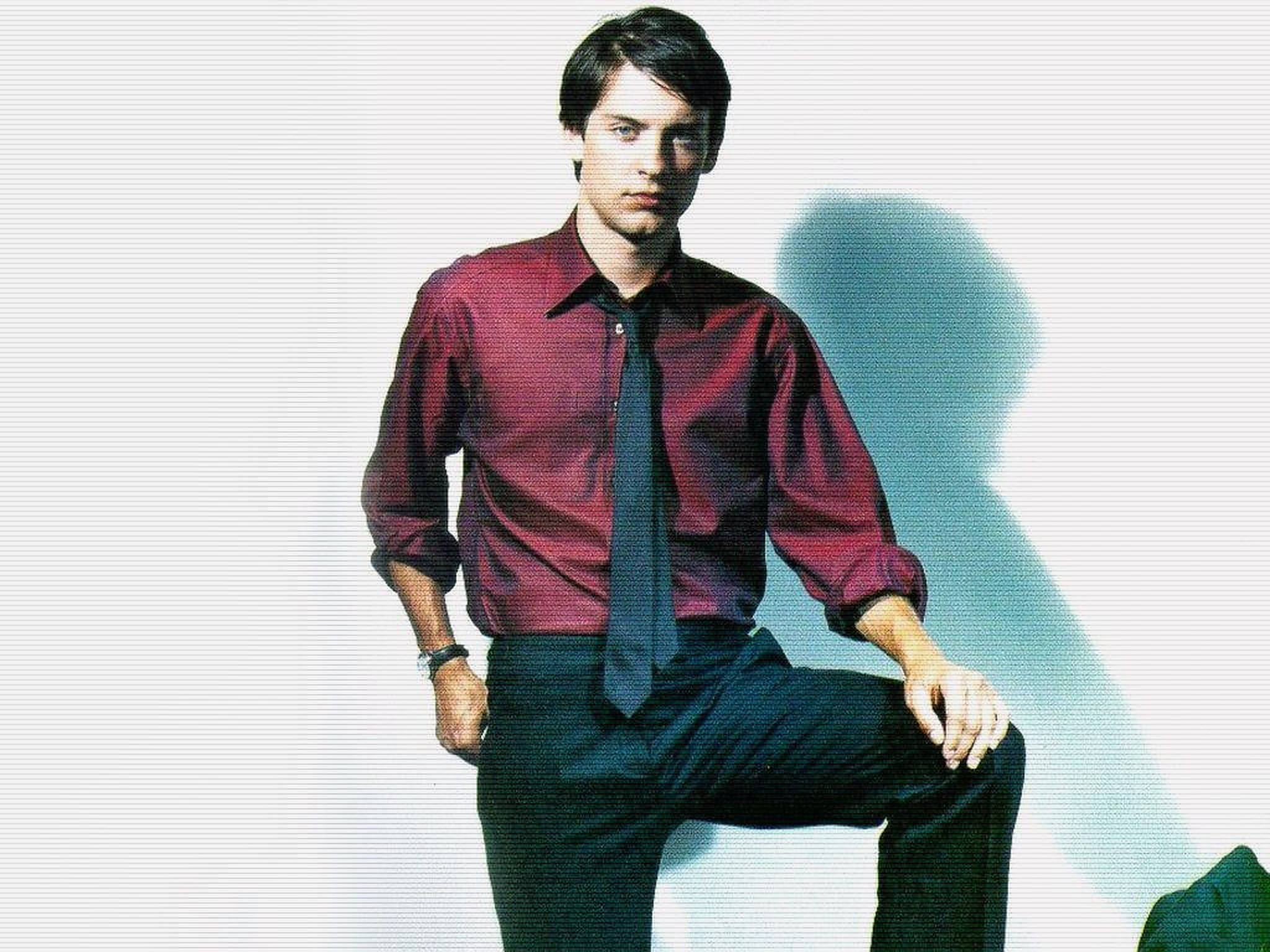 Tobey Maguire, maroon shirt, dark tie, Full HD Desktop Wallpaper