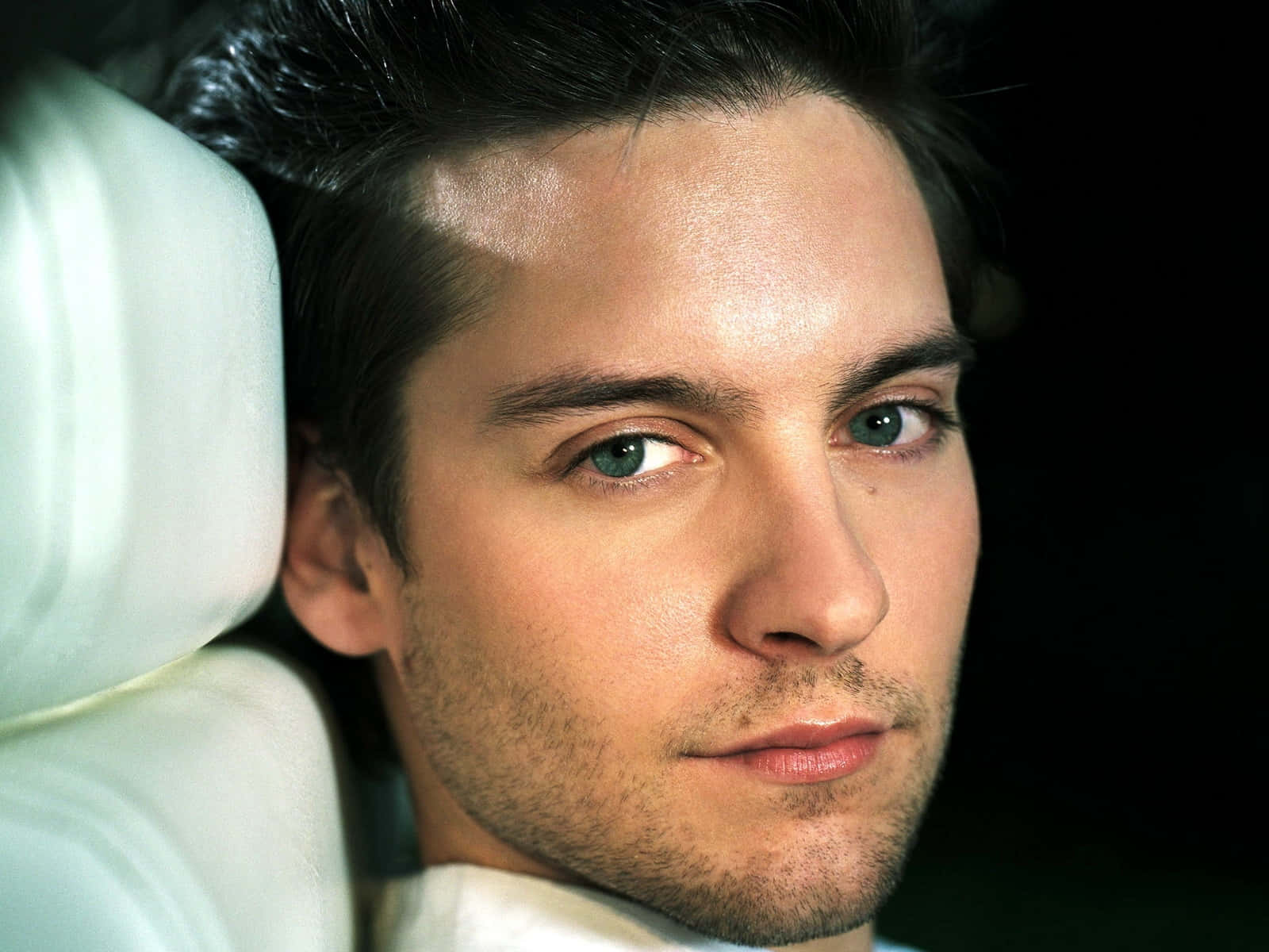 Tobey Maguire, green eyes, white car seat, HD Desktop Wallpaper