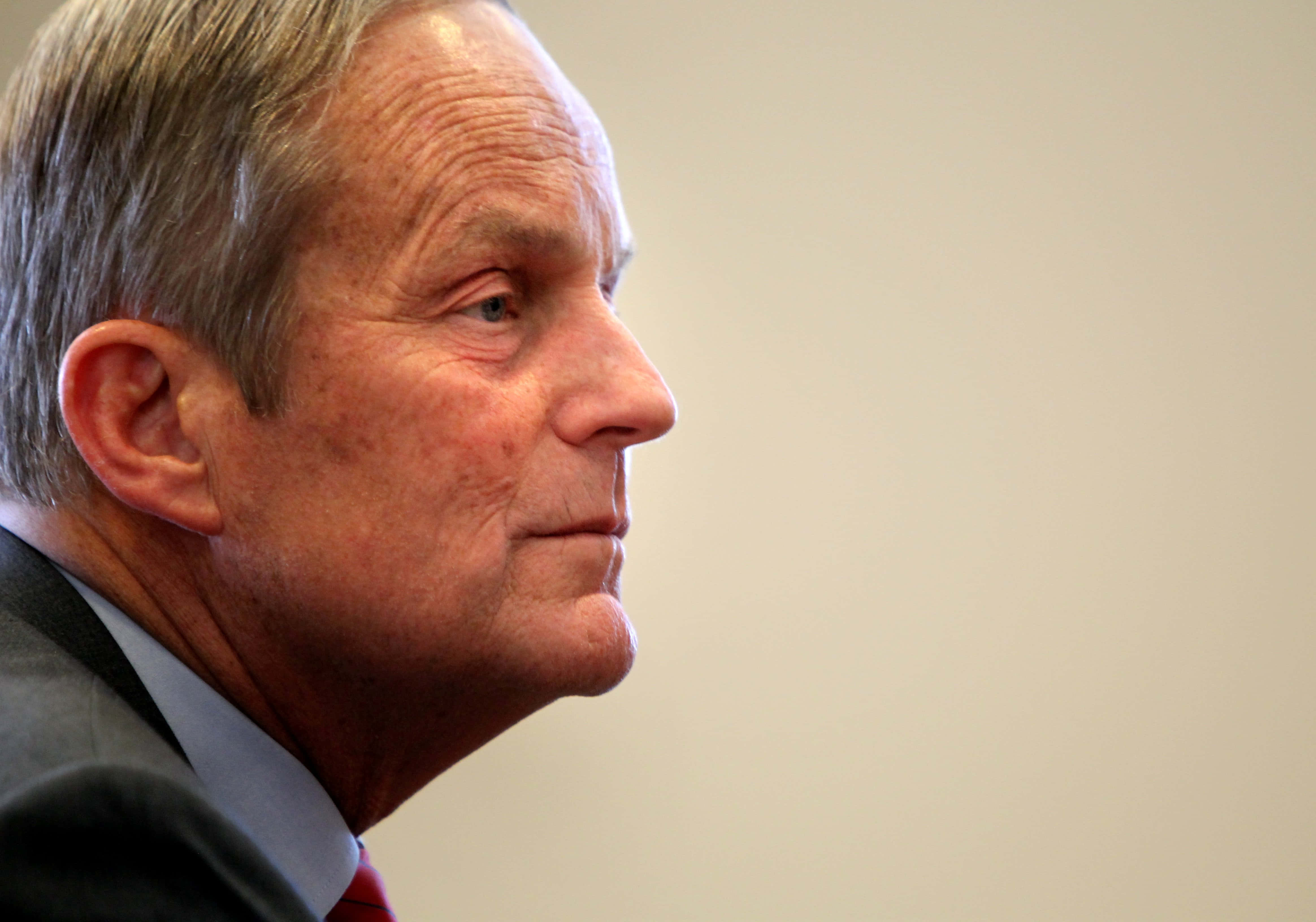Todd Akin, head side view, thoughtful pose, 4K Desktop Wallpaper