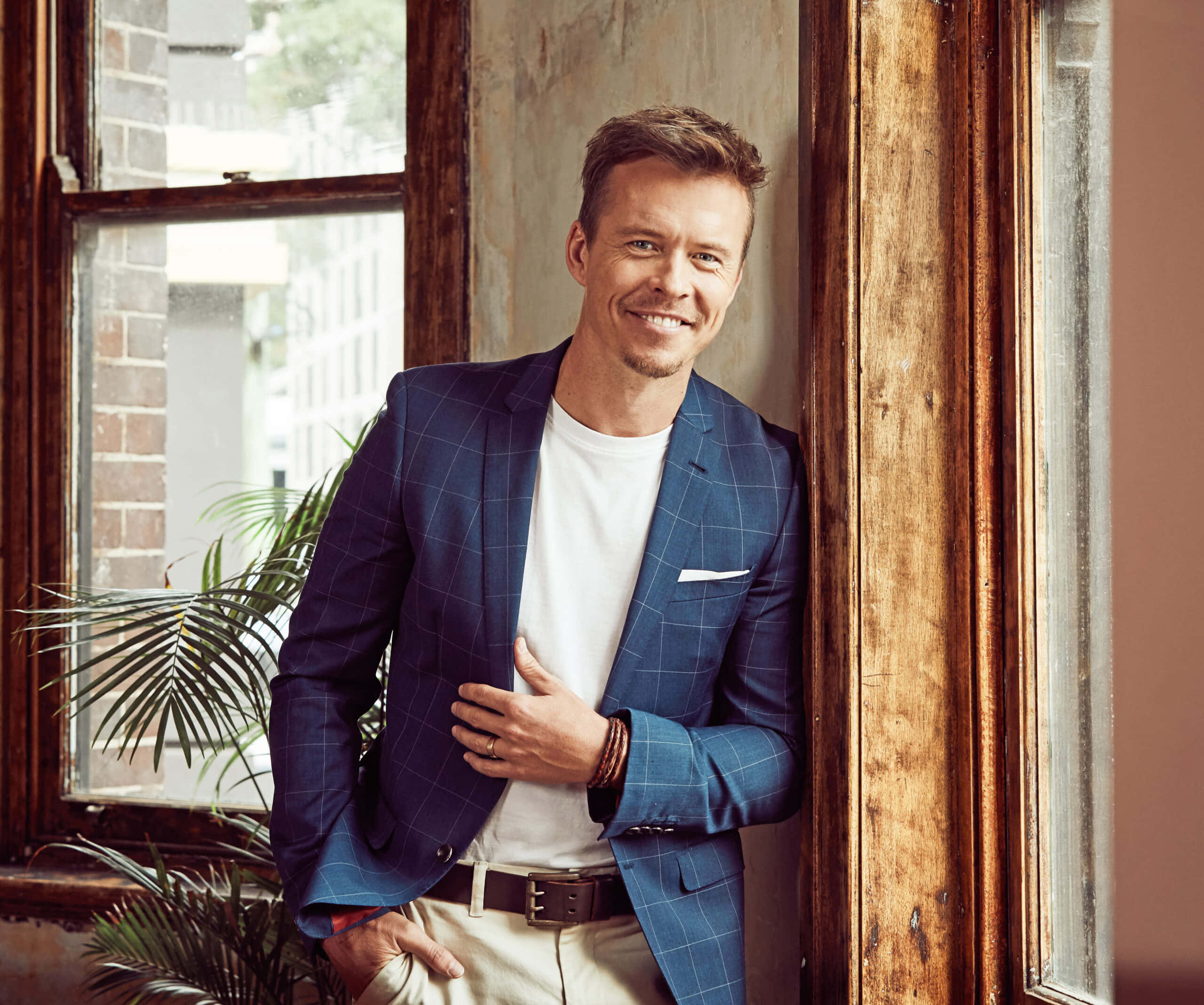 Todd Lasance, blue checkered blazer, rustic wooden window frame, 2K Desktop Wallpaper