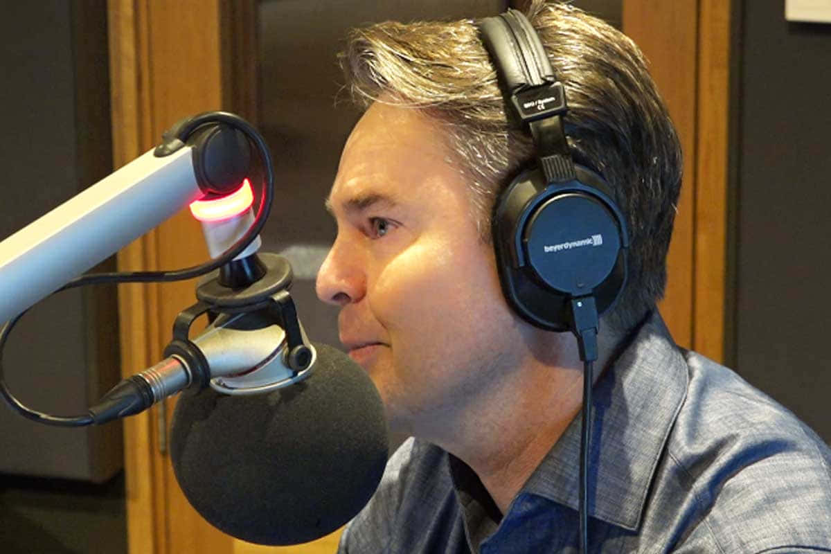 Todd Woodbridge, radio commentating, headphones, SD Desktop Wallpaper