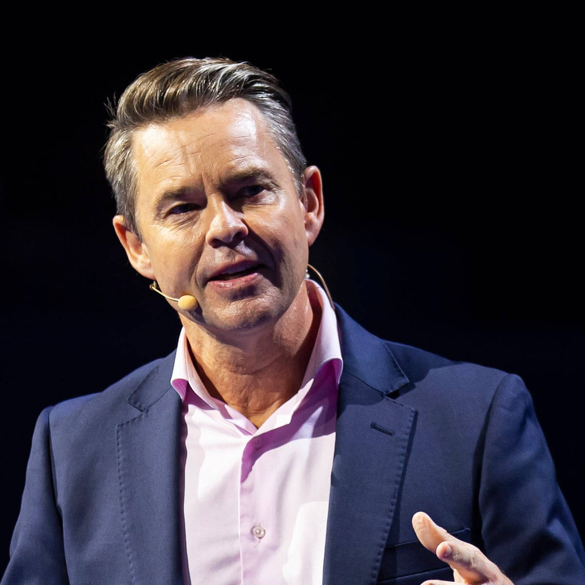 Todd Woodbridge, cheek mic, blue suit, SD Desktop Wallpaper