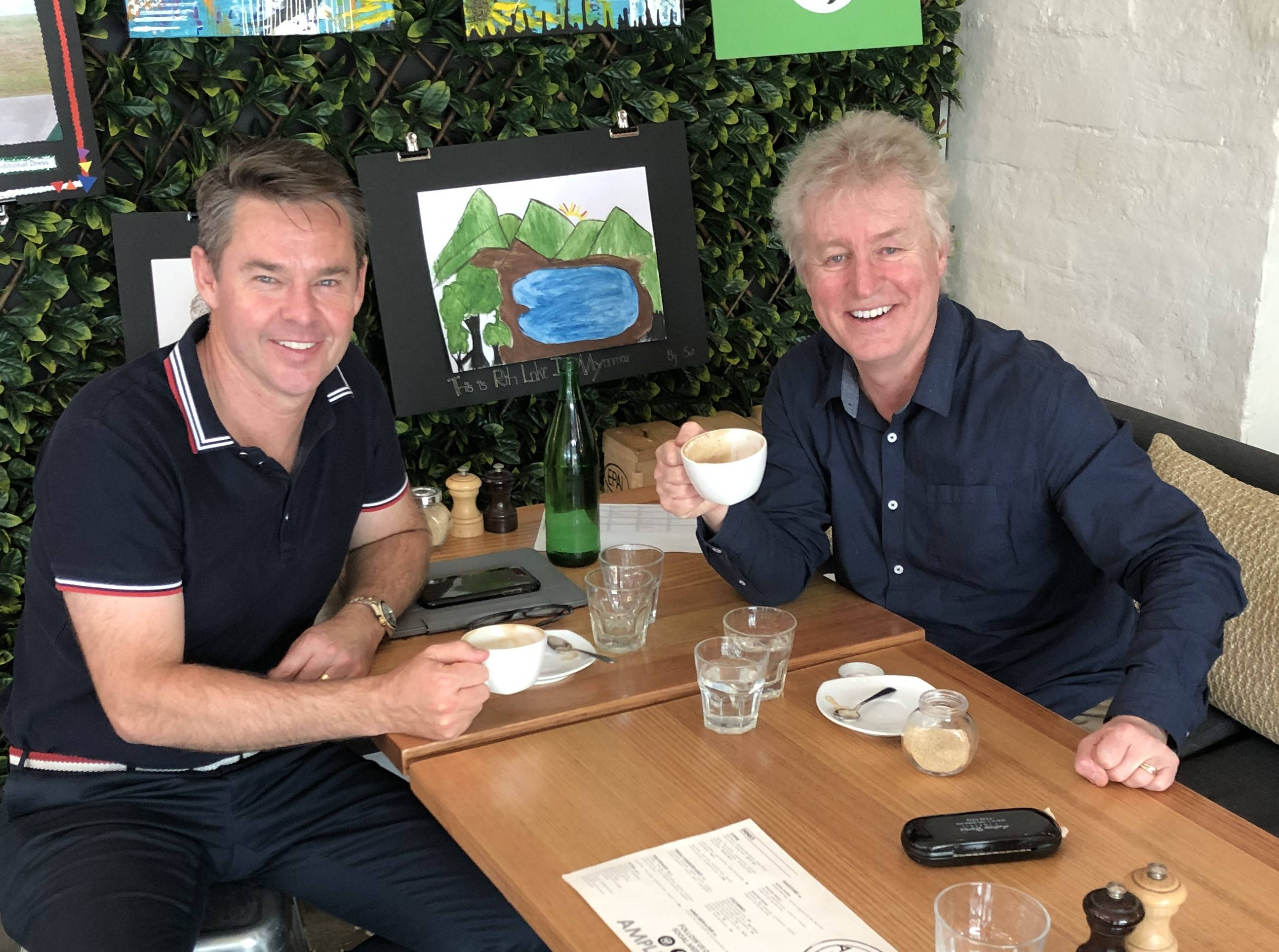 Todd Woodbridge, coffee, wooden table, 2K Desktop Wallpaper