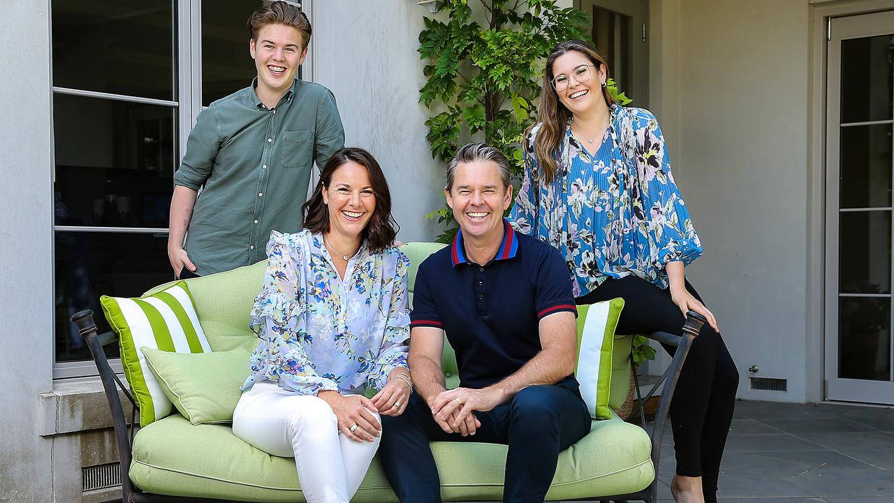 Todd Woodbridge, family, green outdoor sofa, HD Desktop Wallpaper