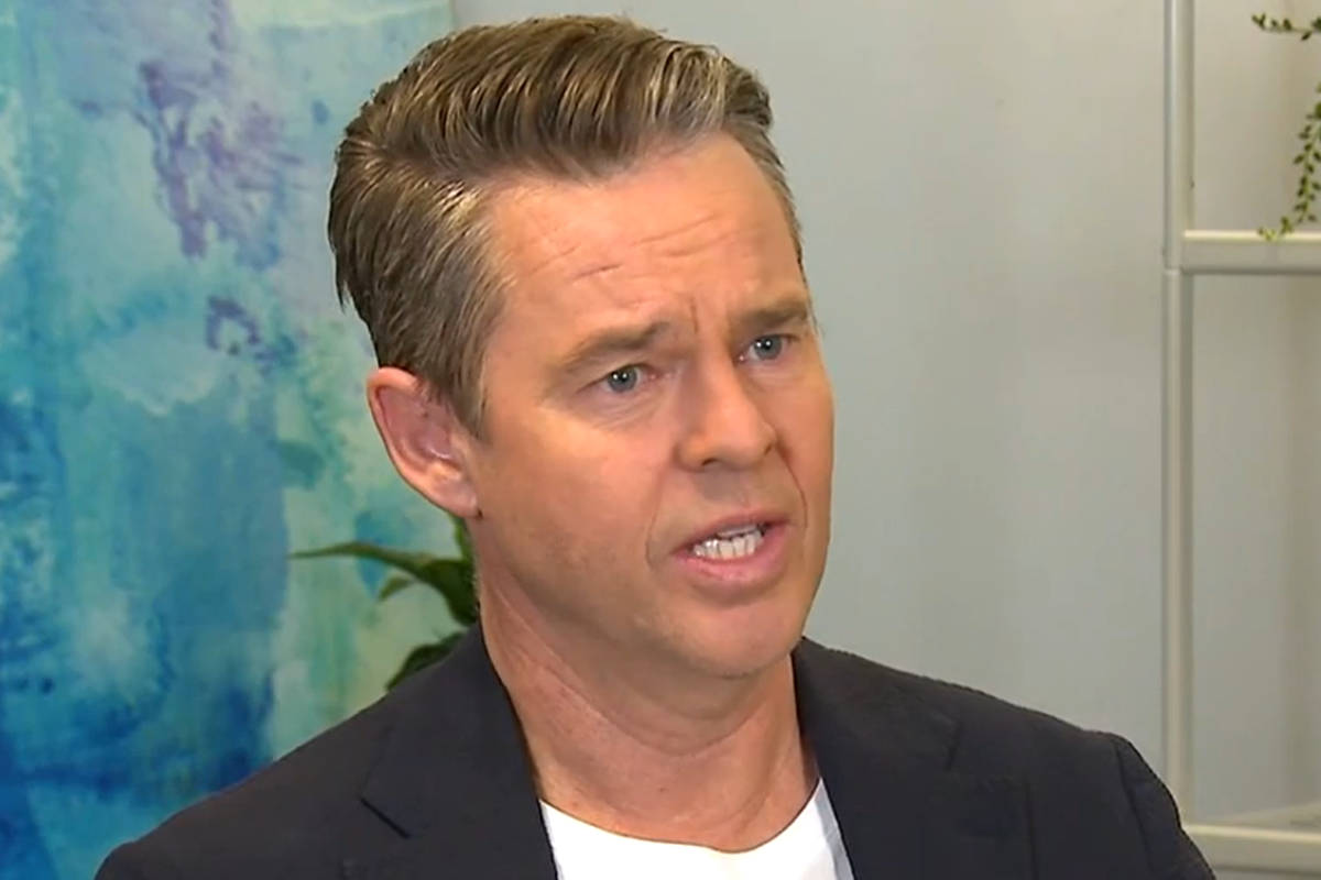 Todd Woodbridge, blue abstract wall, white shelving, SD Desktop Wallpaper