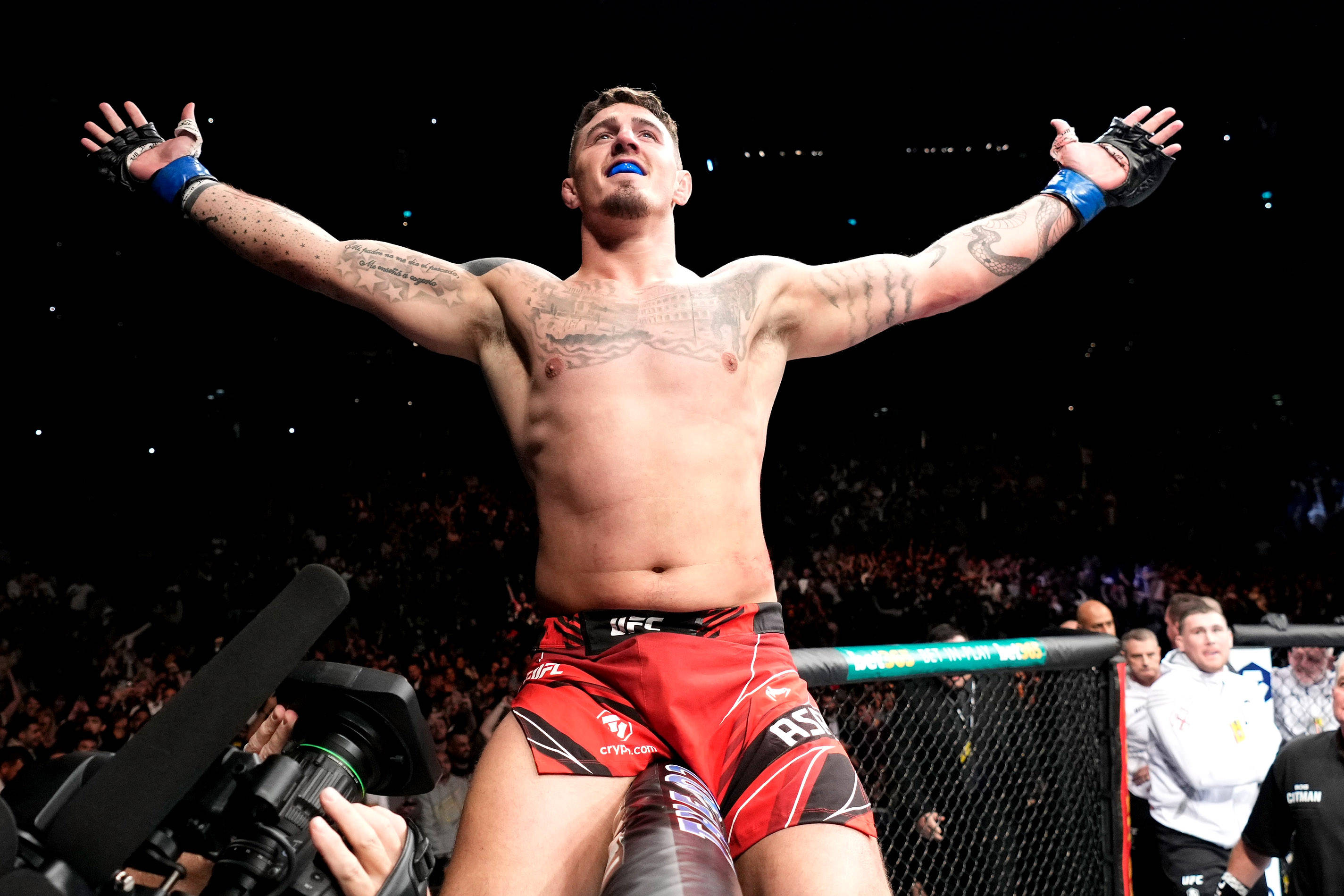 Tom Aspinall, MMA fighter, celebrates victory, 2K Desktop Wallpaper