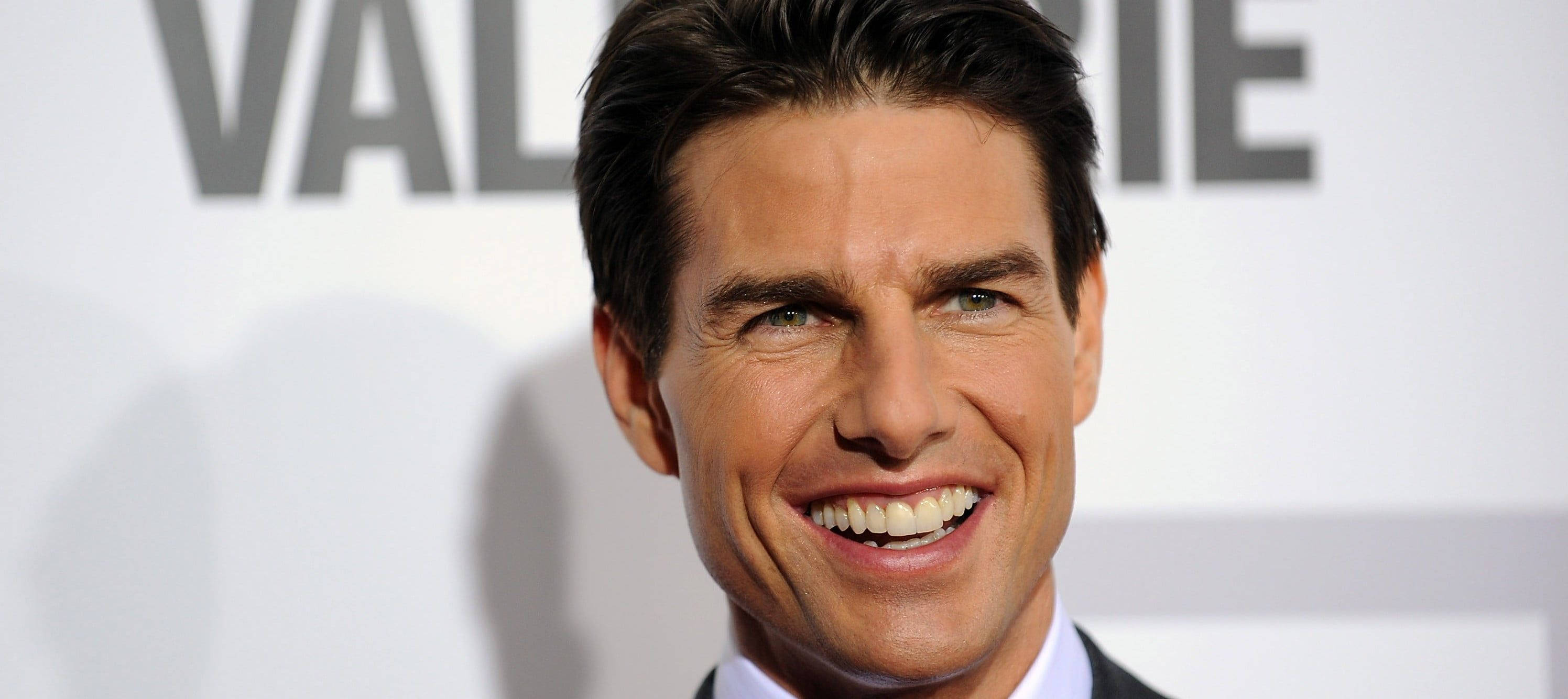 Tom Cruise, white backdrop, partial gray lettering, 2K Desktop Wallpaper