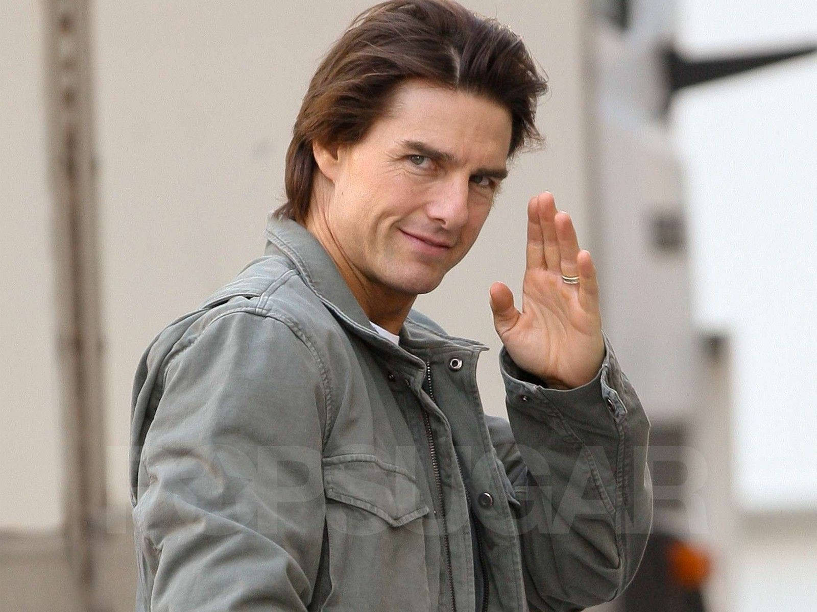 Tom Cruise, gray jacket, urban backdrop, HD Desktop Wallpaper