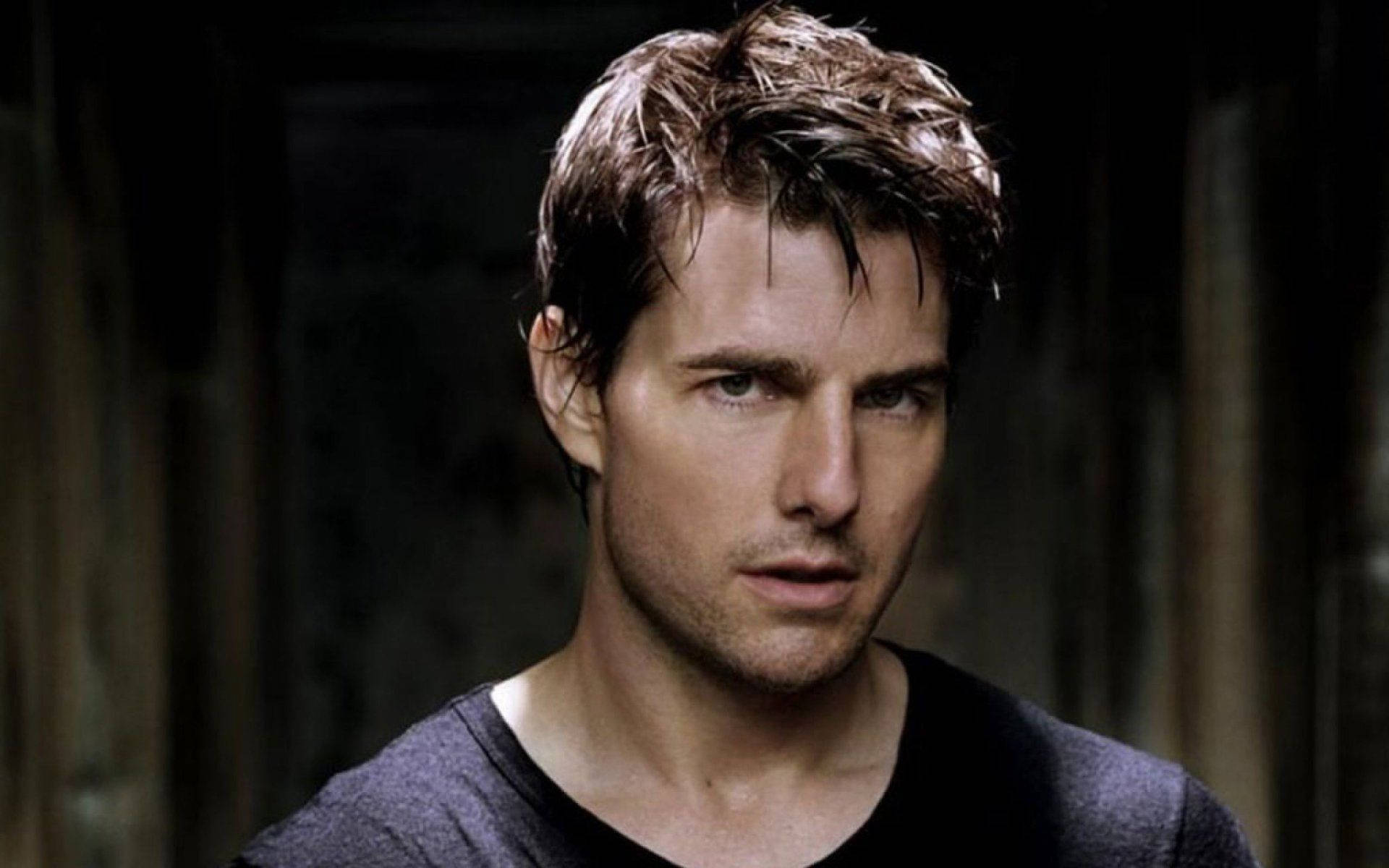 Tom Cruise, tousled brown hair, intense gaze, Full HD Desktop Wallpaper