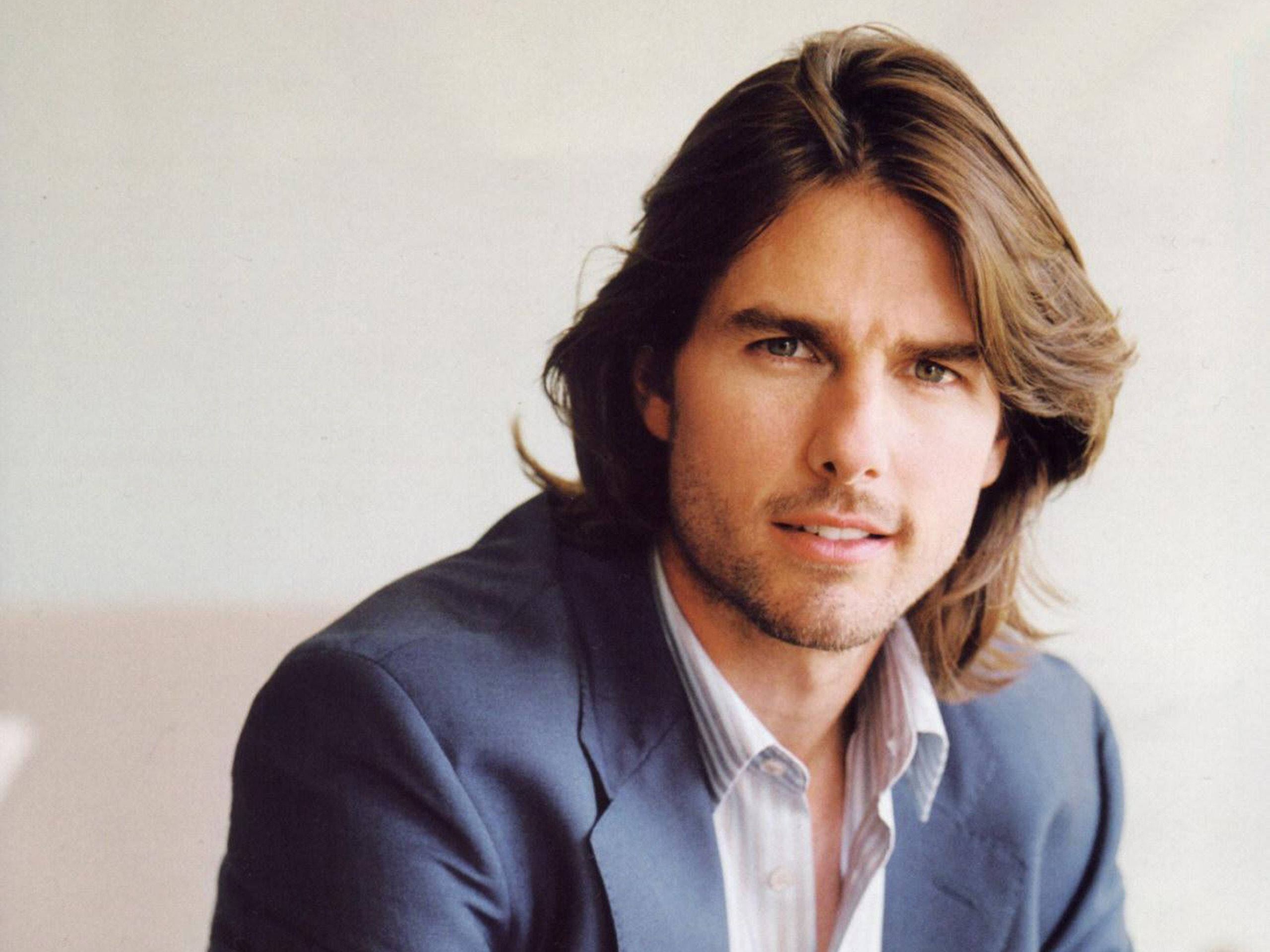 Tom Cruise, long wavy brown hair, stubble, 2K Desktop Wallpaper