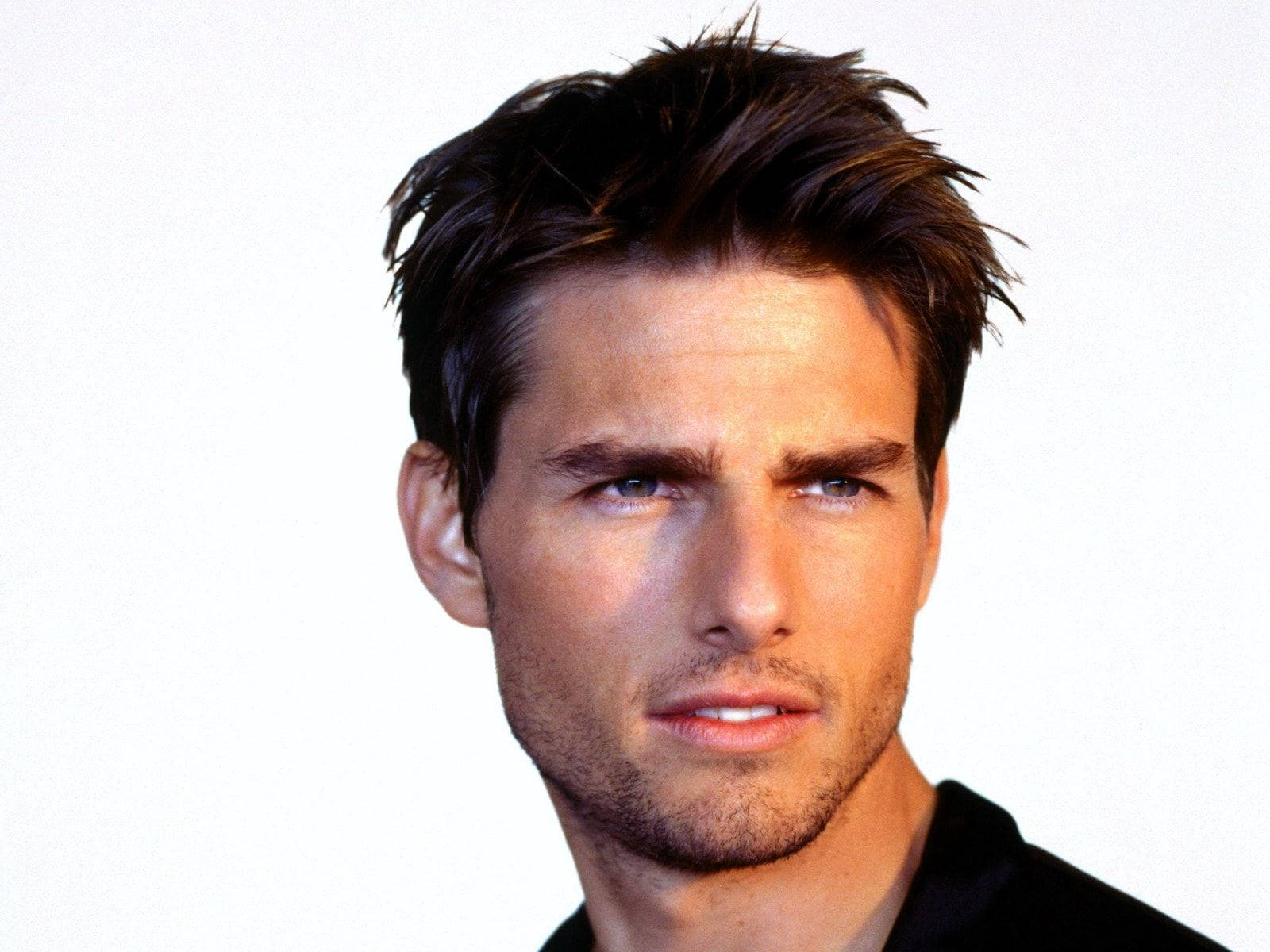 Tom Cruise, intense gaze, tousled dark hair, HD Desktop Wallpaper