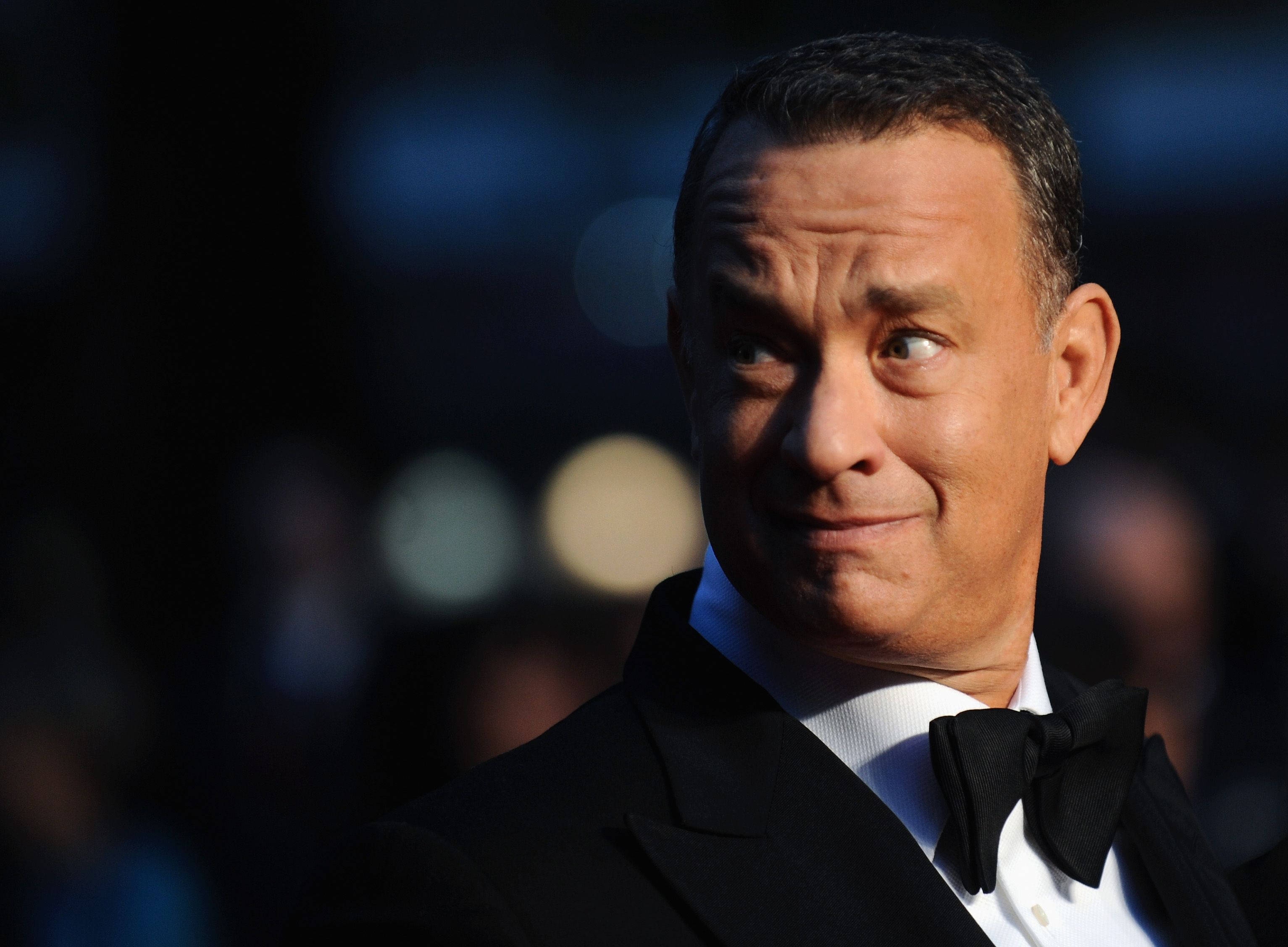 Tom Hanks, tuxedo, blurred night backdrop, 2K Desktop Wallpaper