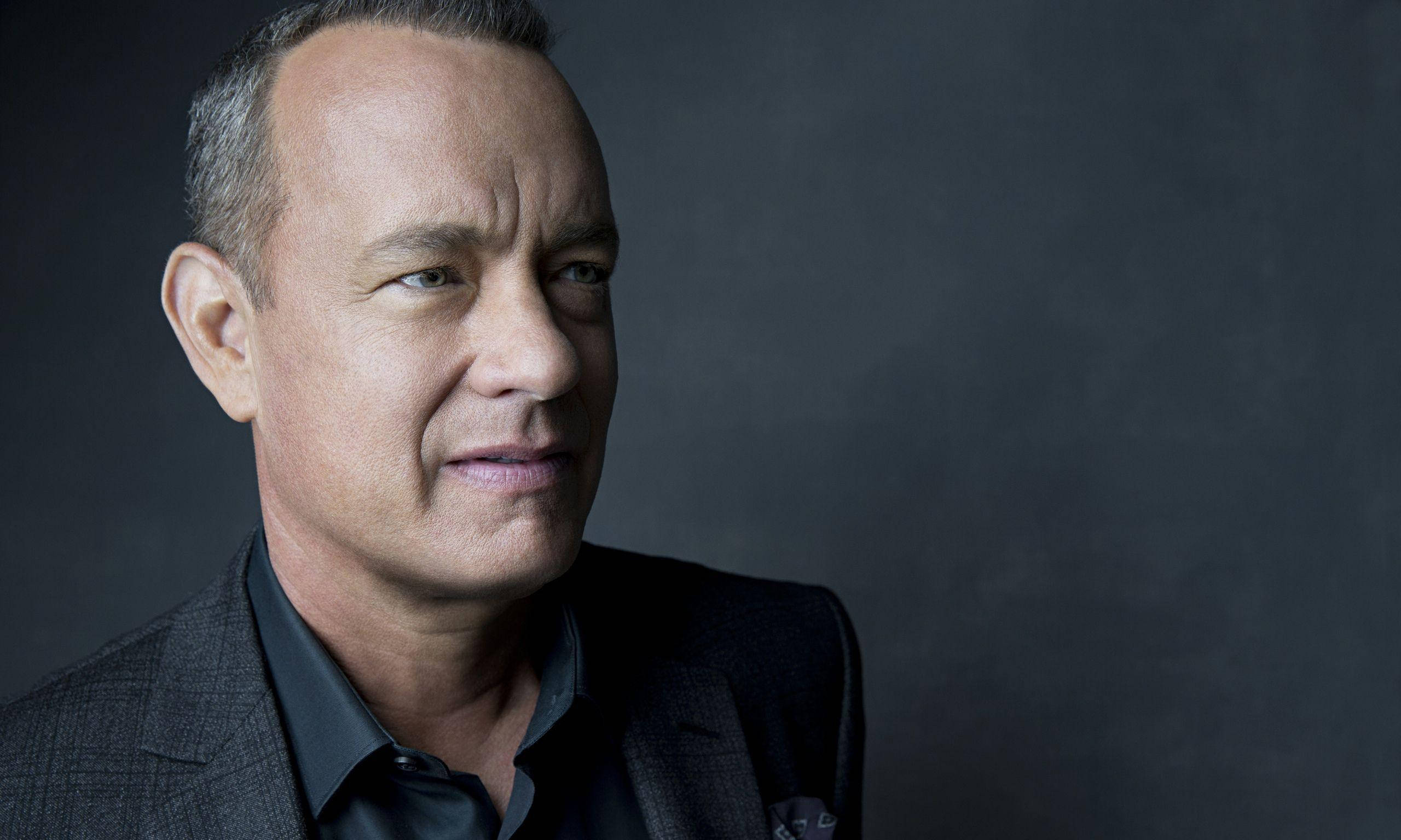 Tom Hanks, graphite grey suit, moody gray backdrop, 2K Desktop Wallpaper