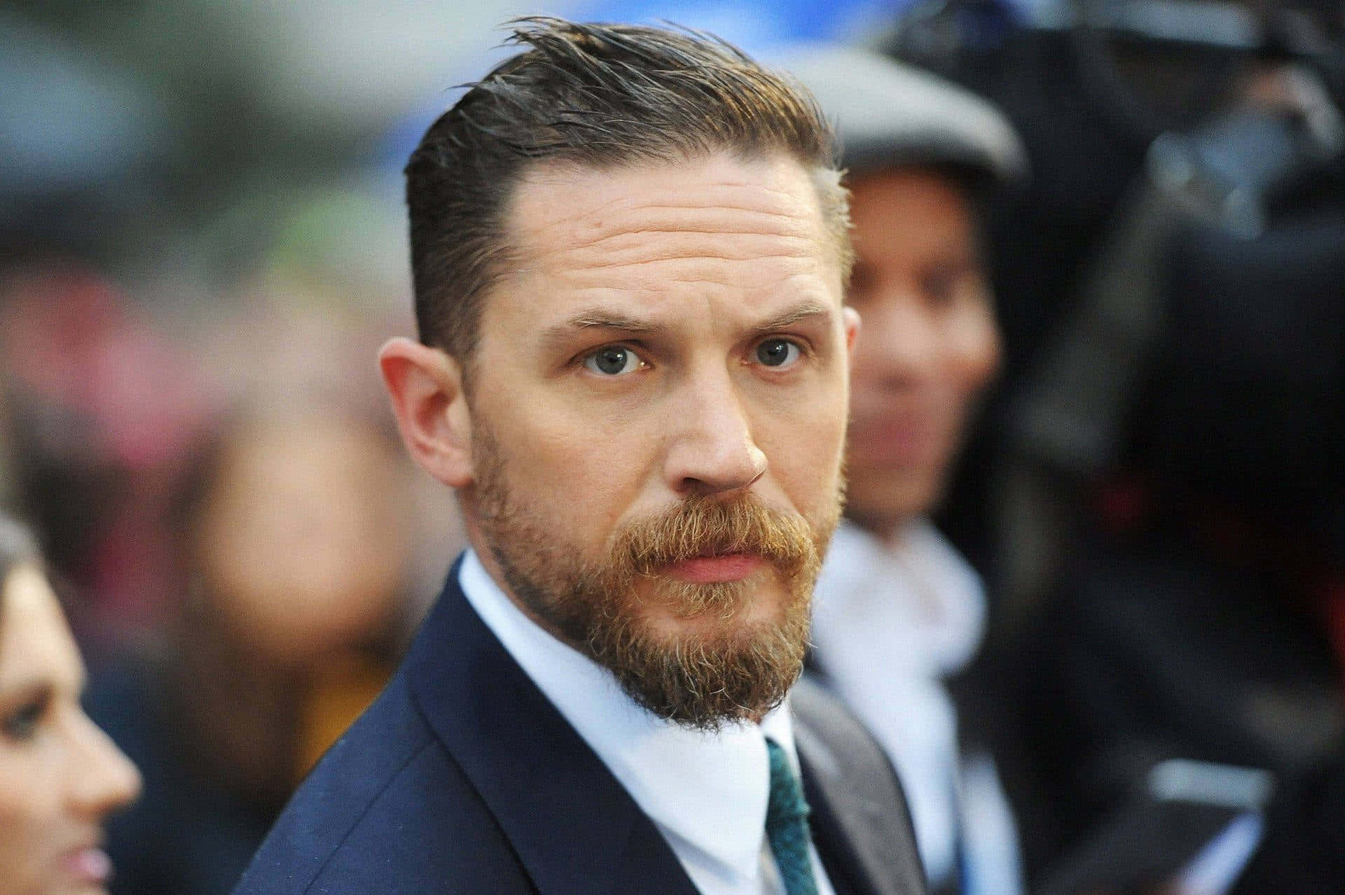 Tom Hardy, sharp suit, blurred crowd backdrop, Full HD Desktop Wallpaper