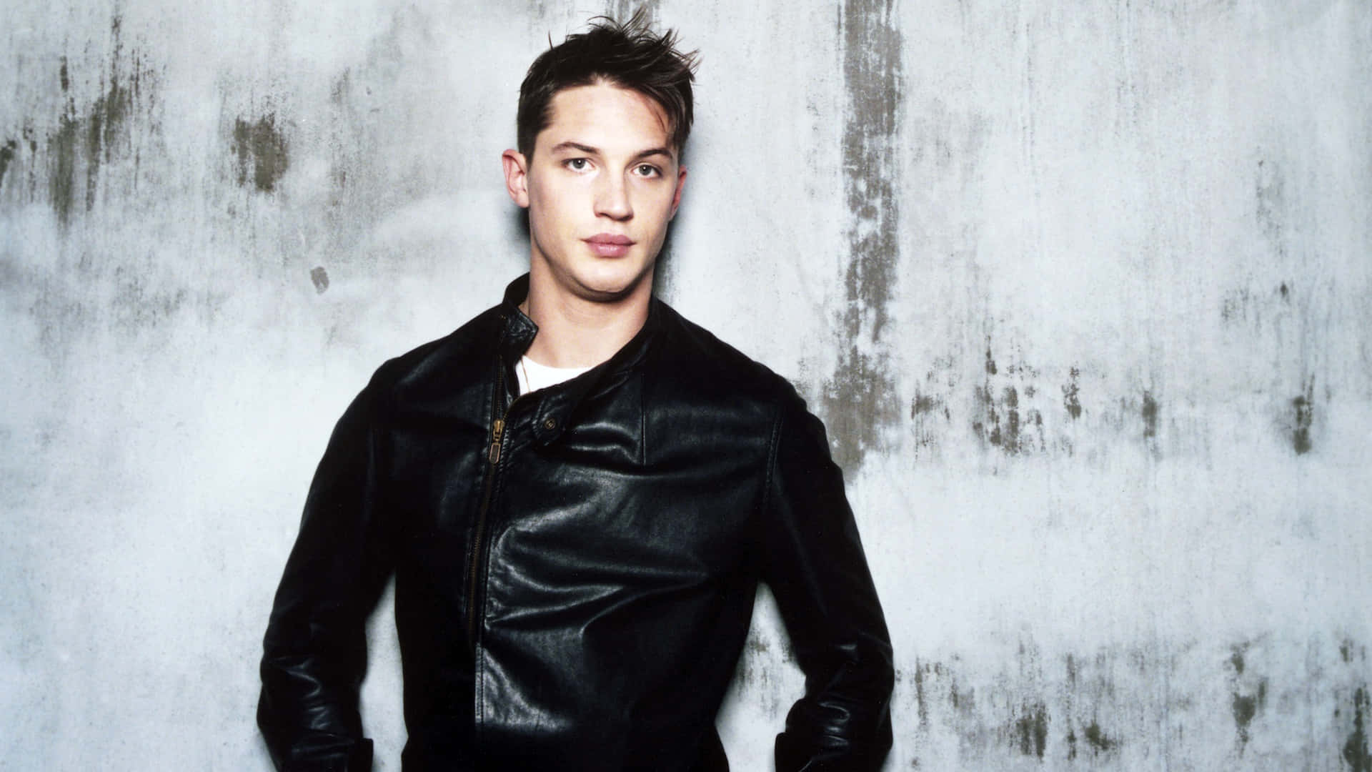 Tom Hardy, black leather jacket, weathered gray concrete wall, Full HD Desktop Wallpaper