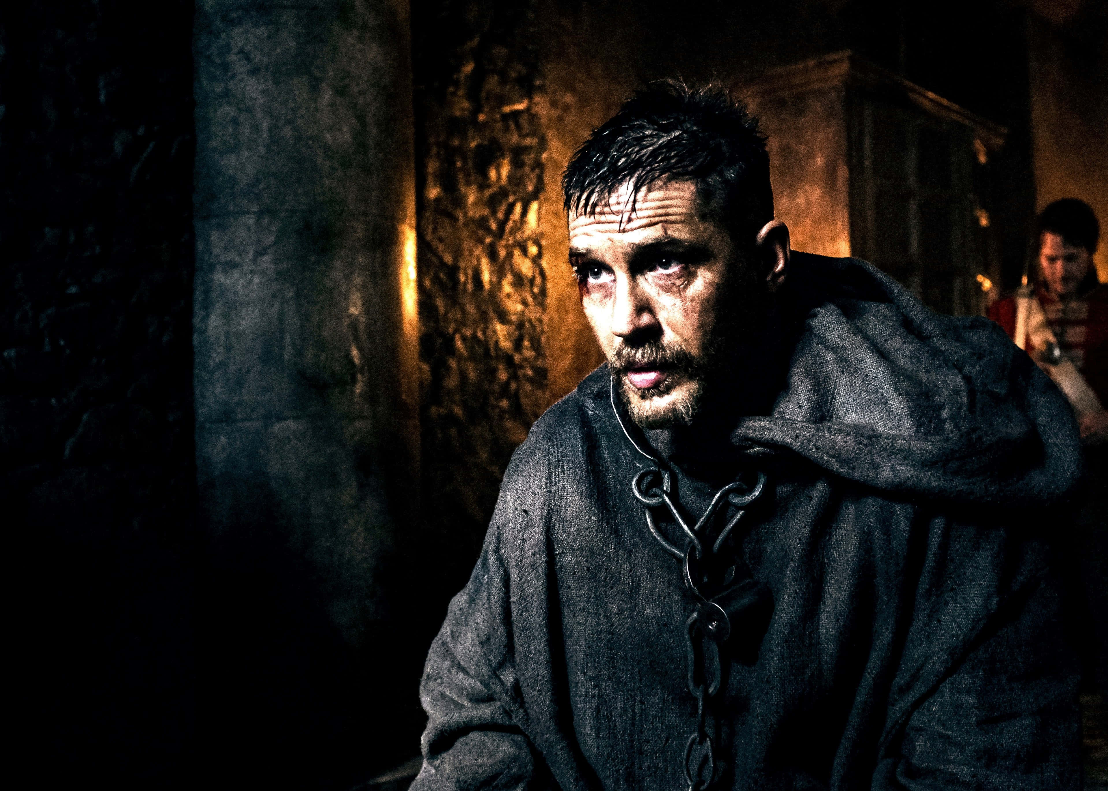 Tom Hardy, neck shackles, dark hooded robe, 2K Desktop Wallpaper