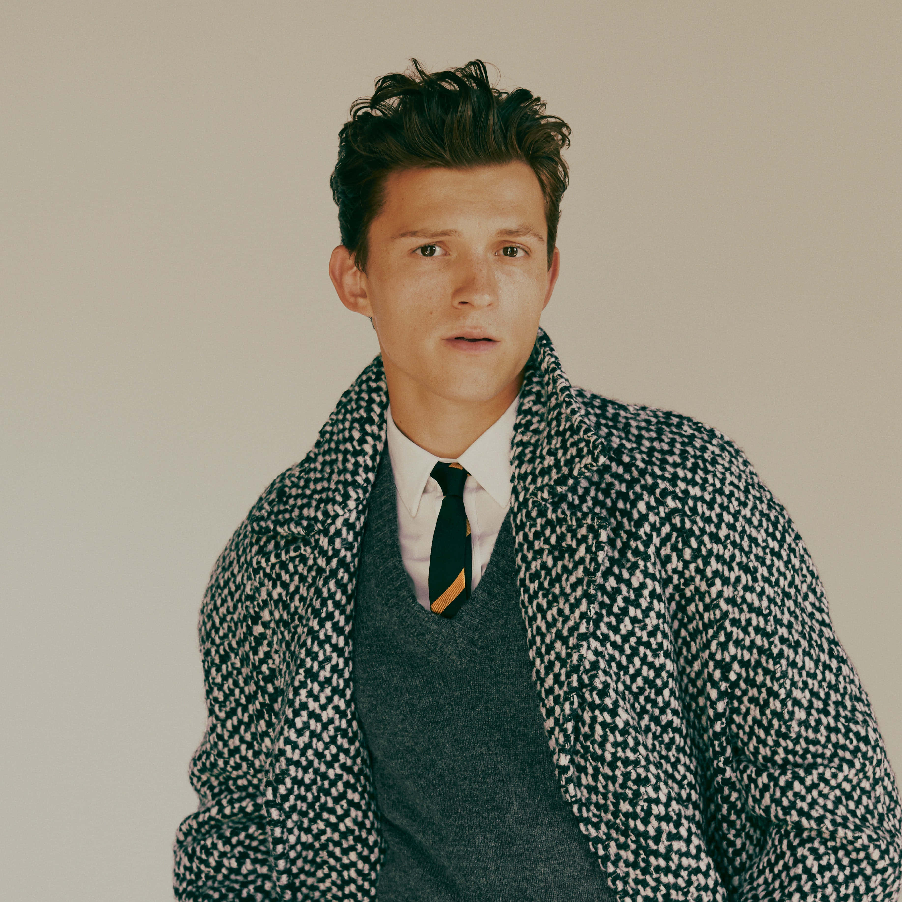 Tom Holland, houndstooth coat, sweater vest, 2K Desktop Wallpaper