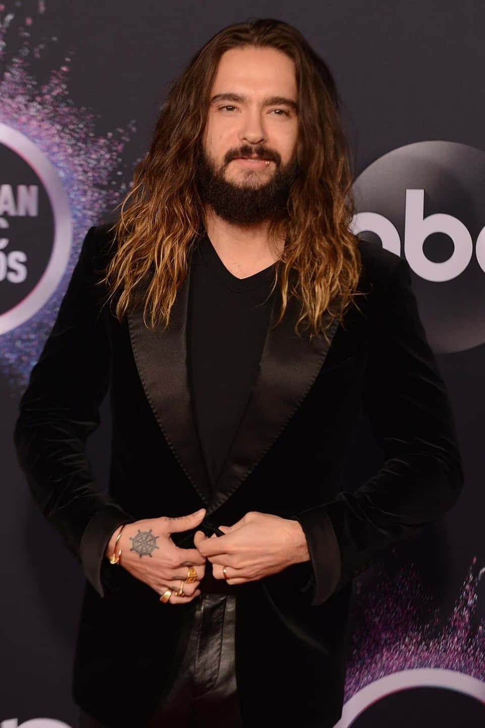 Tom Kaulitz, black velvet tuxedo, awards show, HD Phone Wallpaper