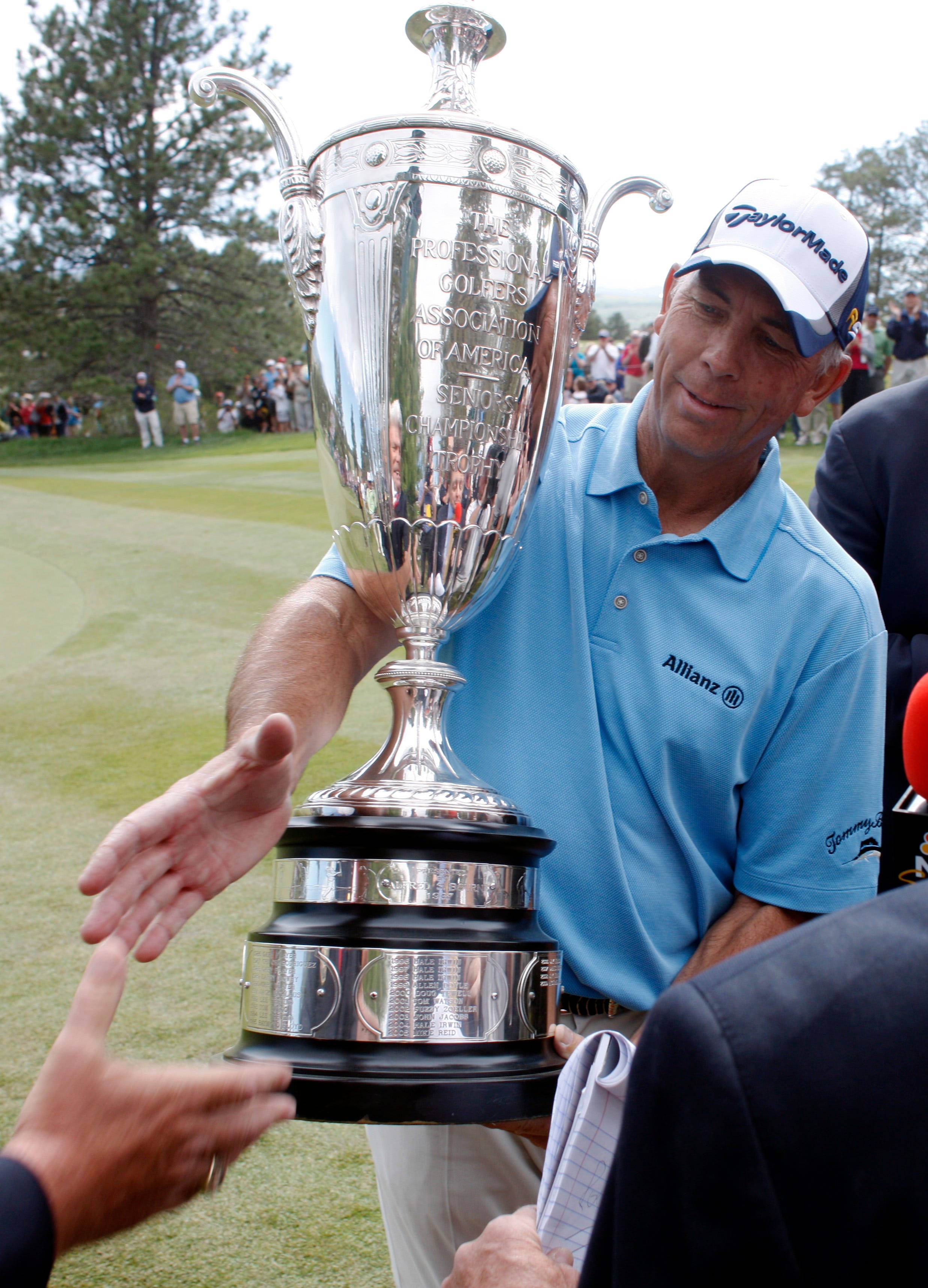 Tom Lehman, silver trophy, blue polo shirt, 2K Phone Wallpaper
