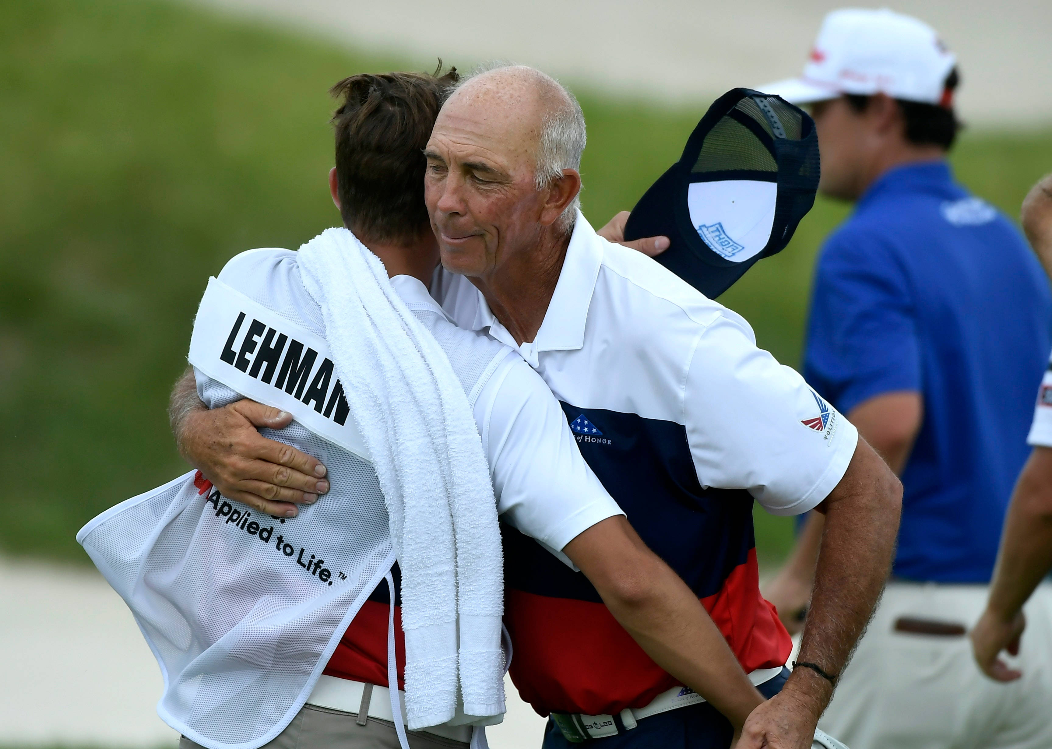 Tom Lehman, caddy, sunlit course, 2K Desktop Wallpaper