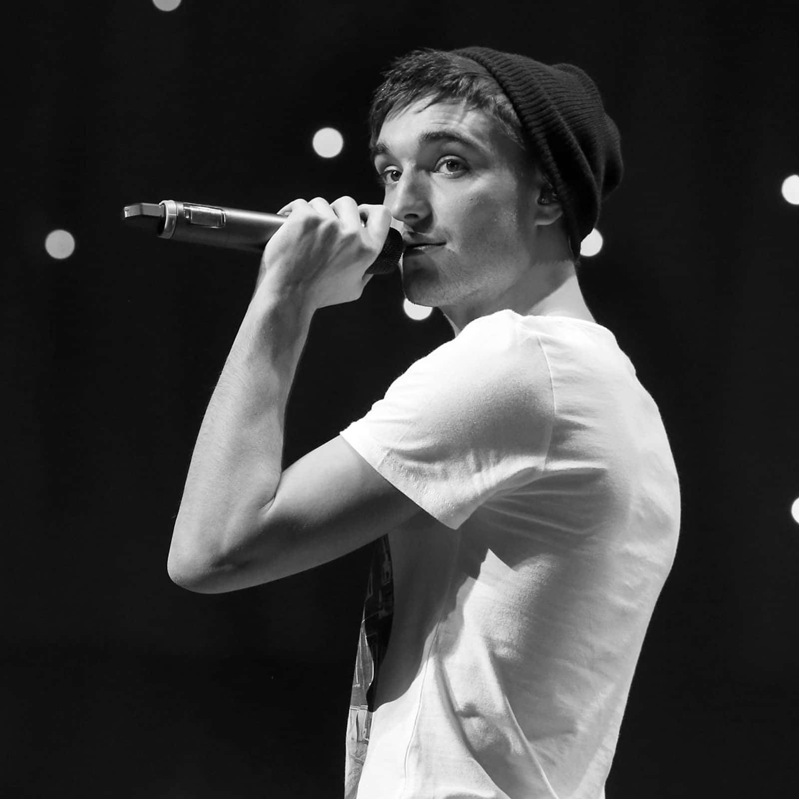 Tom Parker, beanie, microphone, HD Desktop Wallpaper