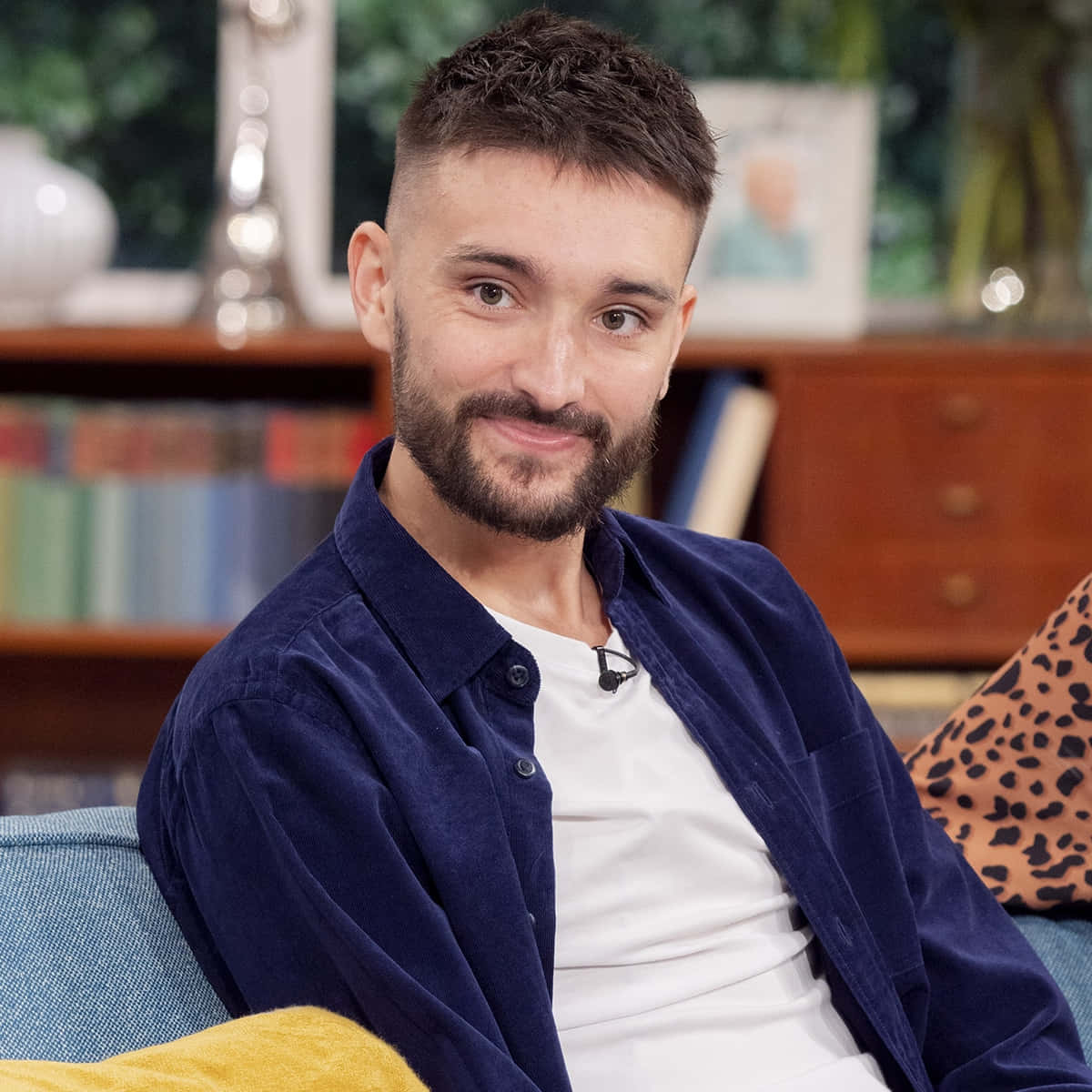 Tom Parker, blue couch, book-filled studio, SD Desktop Wallpaper