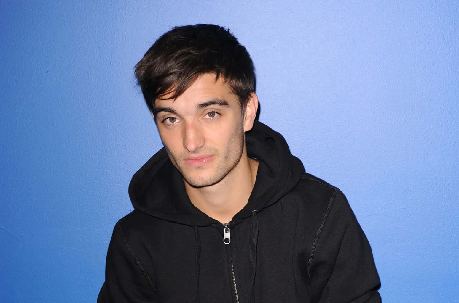 Tom Parker, black hoodie, solid blue wall, HD Desktop Wallpaper