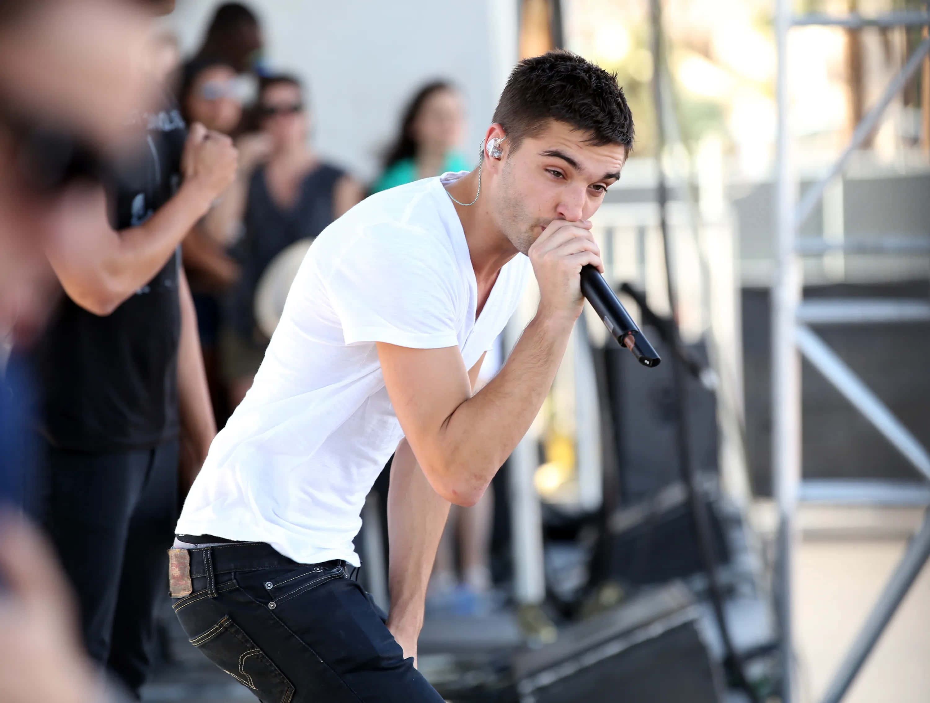 Tom Parker, white tee, outdoor stage, 2K Desktop Wallpaper