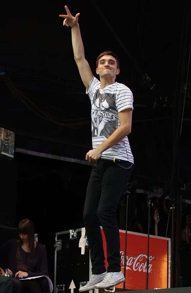 Tom Parker, stage, microphone, SD Phone Wallpaper