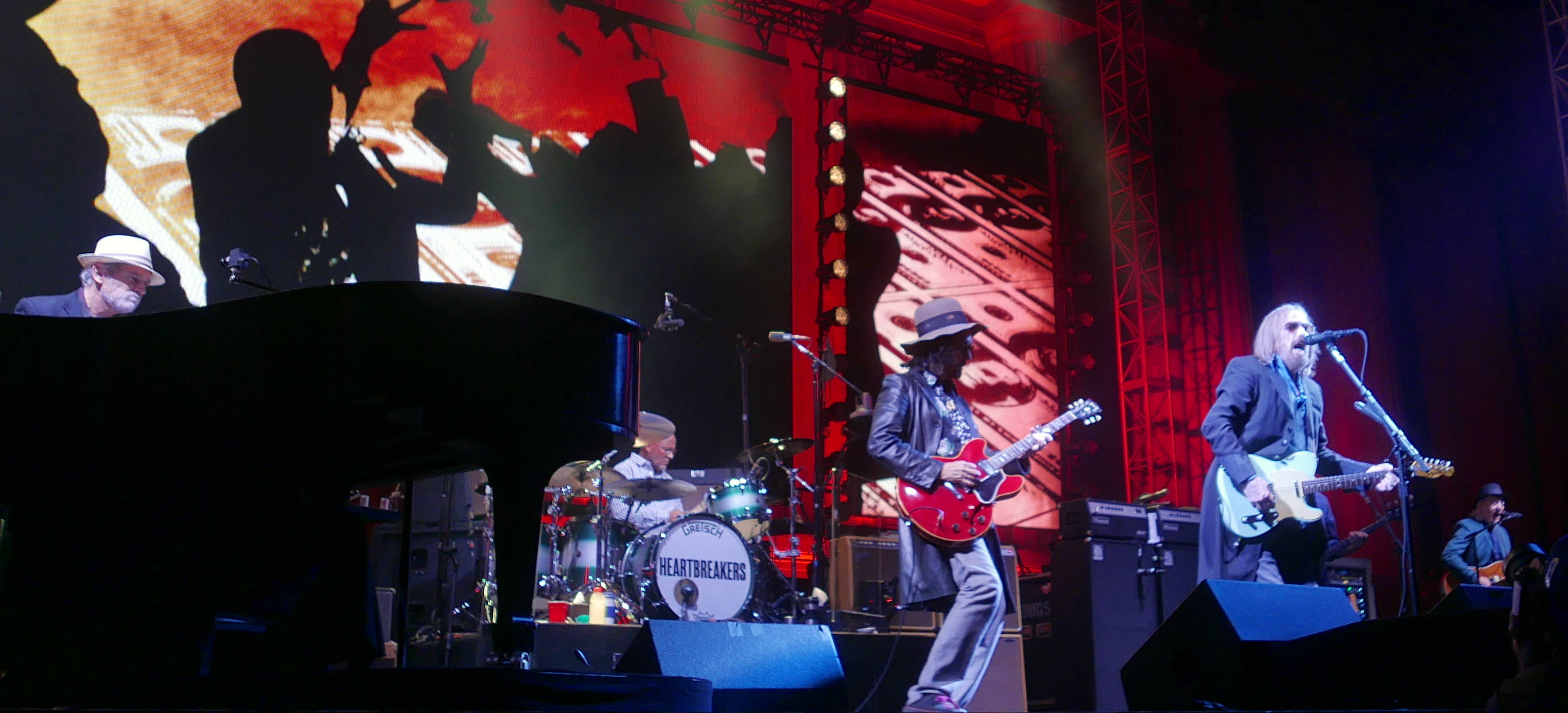 Tom Petty And The Heartbreakers, red lights, silhouetted crowd projections, 2K Desktop Wallpaper