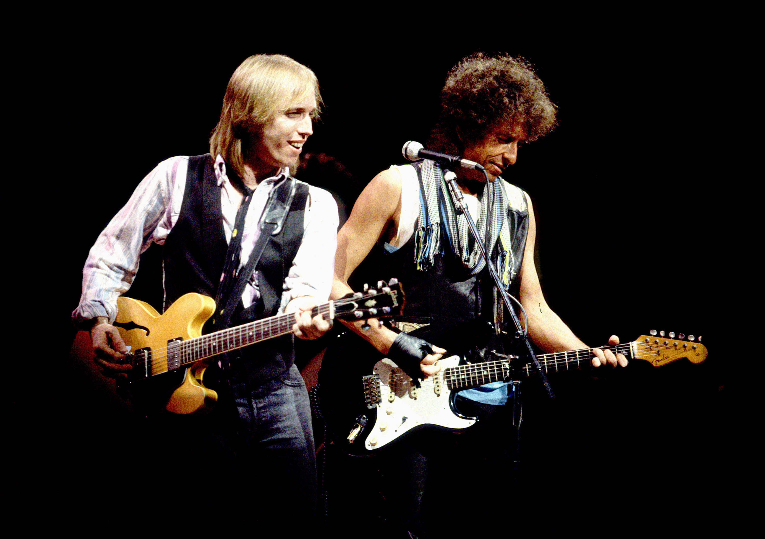 Tom Petty And The Heartbreakers, 1986 performance, electric guitars, 2K Desktop Wallpaper
