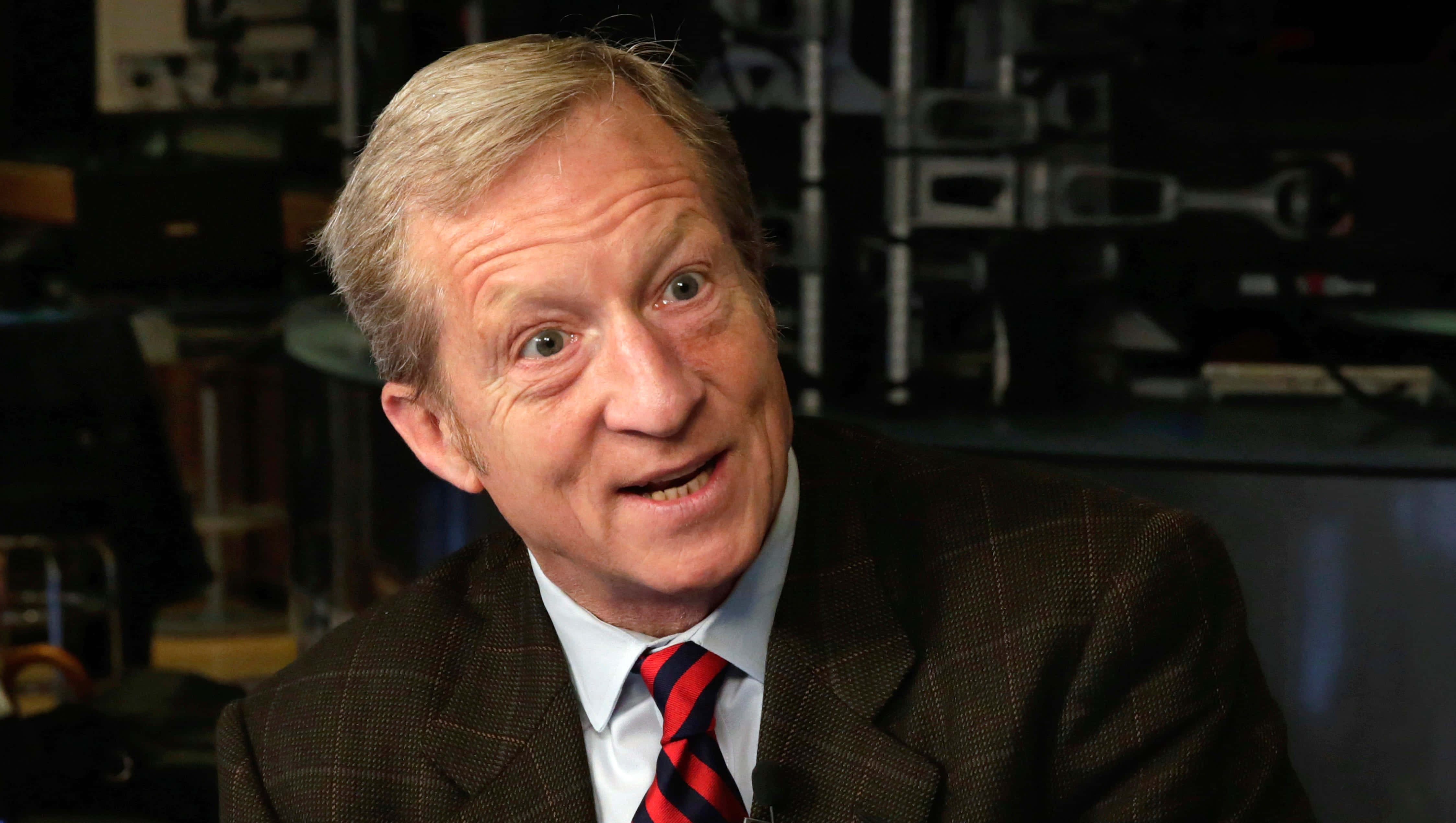 Tom Steyer, plaid suit, dimly lit studio, 4K Desktop Wallpaper