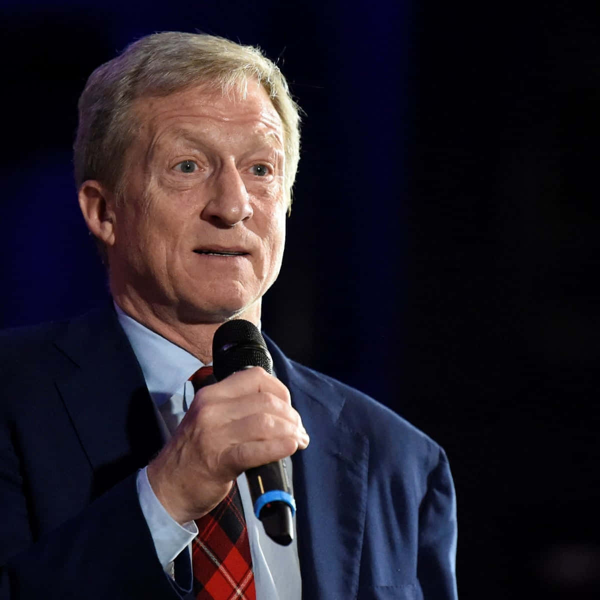 Tom Steyer, microphone, suit, SD Desktop Wallpaper