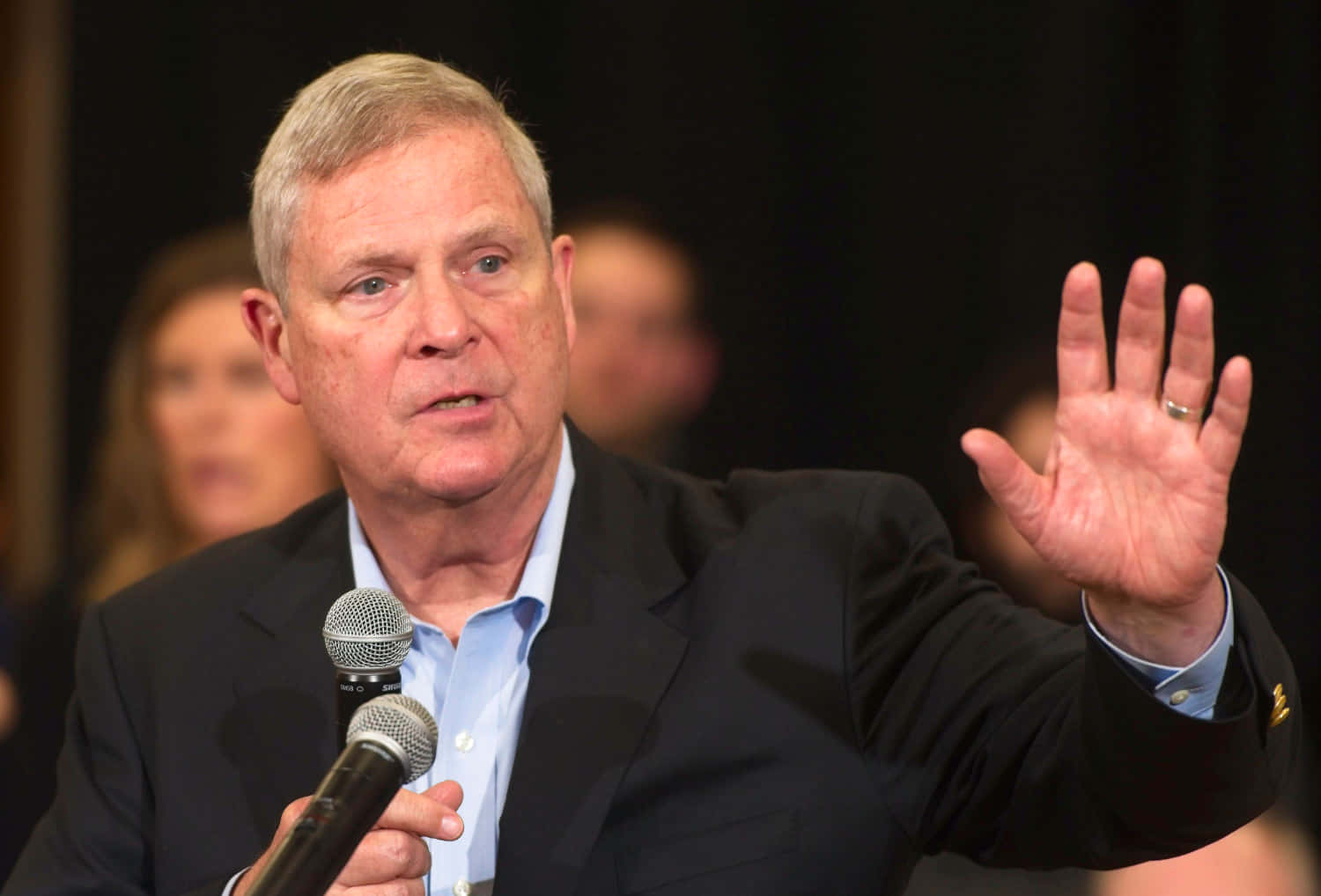 Tom Vilsack, dark suit, microphone, HD Desktop Wallpaper