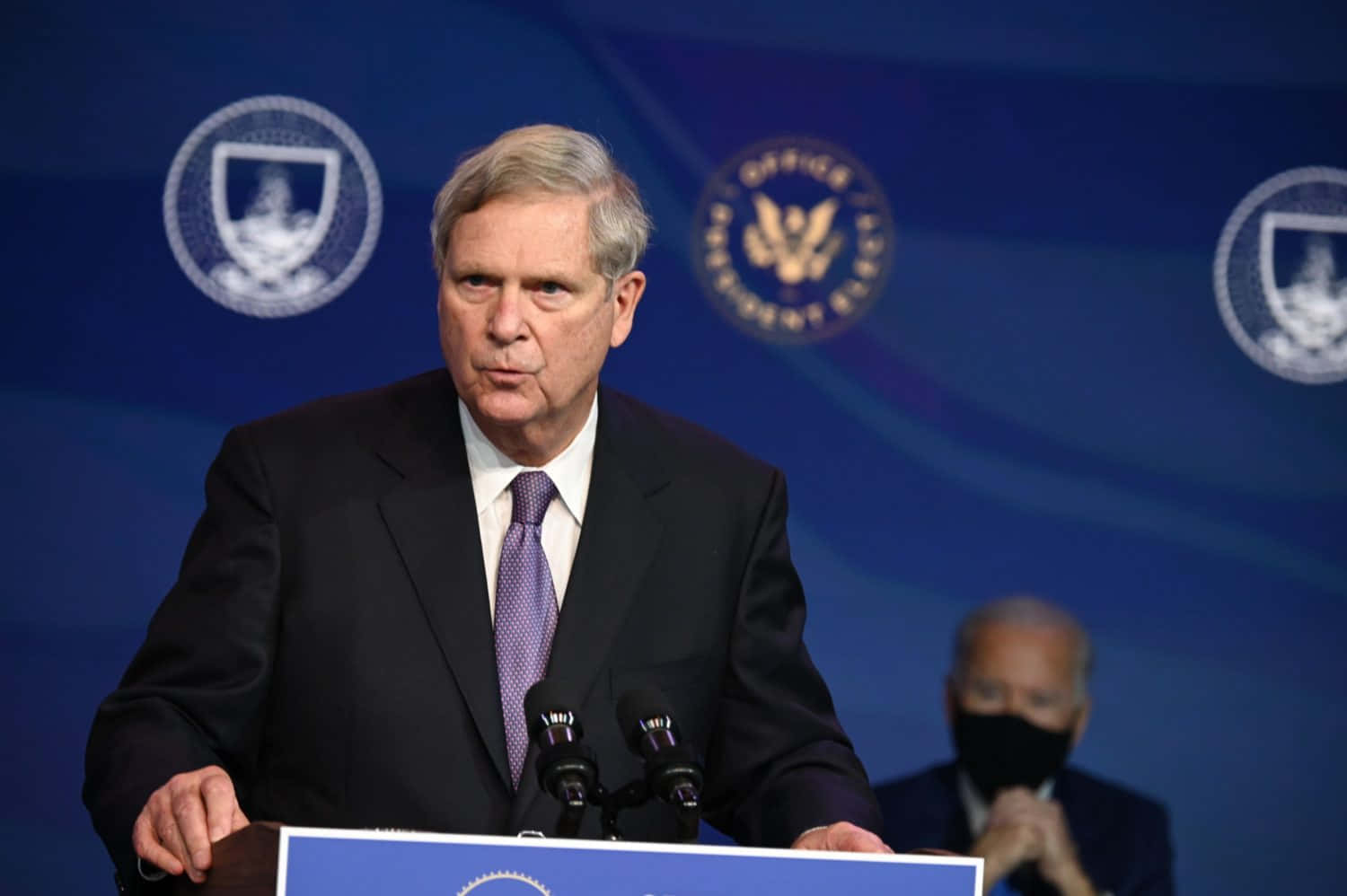 Tom Vilsack, dark suit, purple tie, HD Desktop Wallpaper