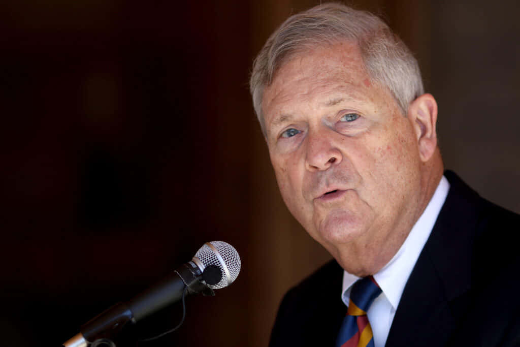 Tom Vilsack, suit, microphone, SD Desktop Wallpaper